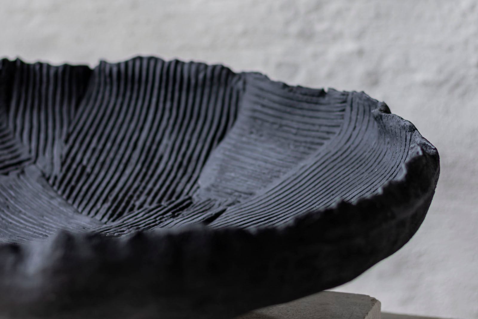 Mette Ditmer（メッテ・ディットマー）は、1995年にデンマークで設立されたインテリアブランドで、北欧ミニマリズムと洗練されたグラフィックデザインを融合させたスタイルで知られています。創設者メッテ・ディットマーのデザイン哲学は「ディテールにこそ真の個性が宿る」というもので、シンプルでありながら印象的な色使いや質感へのこだわりが、日常に上質な美しさをもたらします。バスルームアクセサリーやテキスタイル、ホームデコレーションなど幅広いラインナップを展開し、機能性と美しさを両立した製品は、ヨーロッパを中心に世界中で支持されています。サステナビリティにも配慮し、長く使える耐久性のある素材や時代に左右されないデザインを採用。Mette Ditmerは、日常空間を心地よく整えるための美意識とクラフトマンシップが詰まった北欧ブランドです。