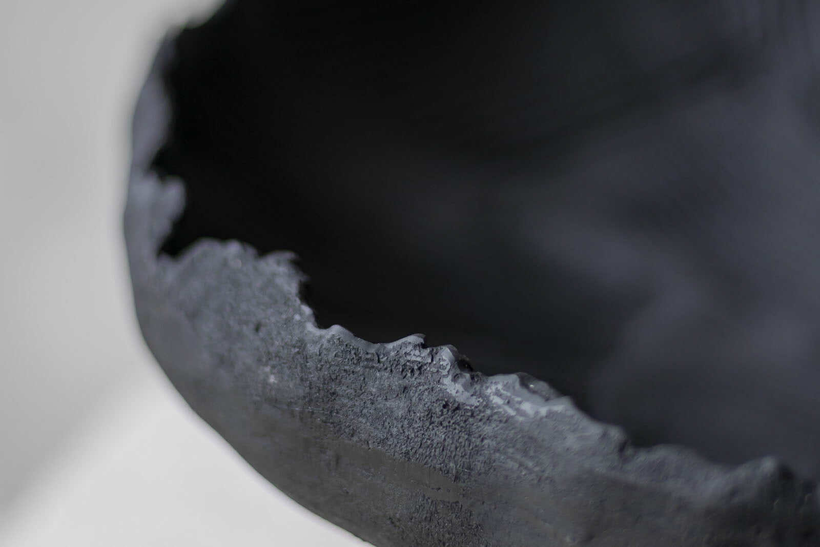 Mette Ditmer（メッテ・ディットマー）は、1995年にデンマークで設立されたインテリアブランドで、北欧ミニマリズムと洗練されたグラフィックデザインを融合させたスタイルで知られています。創設者メッテ・ディットマーのデザイン哲学は「ディテールにこそ真の個性が宿る」というもので、シンプルでありながら印象的な色使いや質感へのこだわりが、日常に上質な美しさをもたらします。バスルームアクセサリーやテキスタイル、ホームデコレーションなど幅広いラインナップを展開し、機能性と美しさを両立した製品は、ヨーロッパを中心に世界中で支持されています。サステナビリティにも配慮し、長く使える耐久性のある素材や時代に左右されないデザインを採用。Mette Ditmerは、日常空間を心地よく整えるための美意識とクラフトマンシップが詰まった北欧ブランドです。