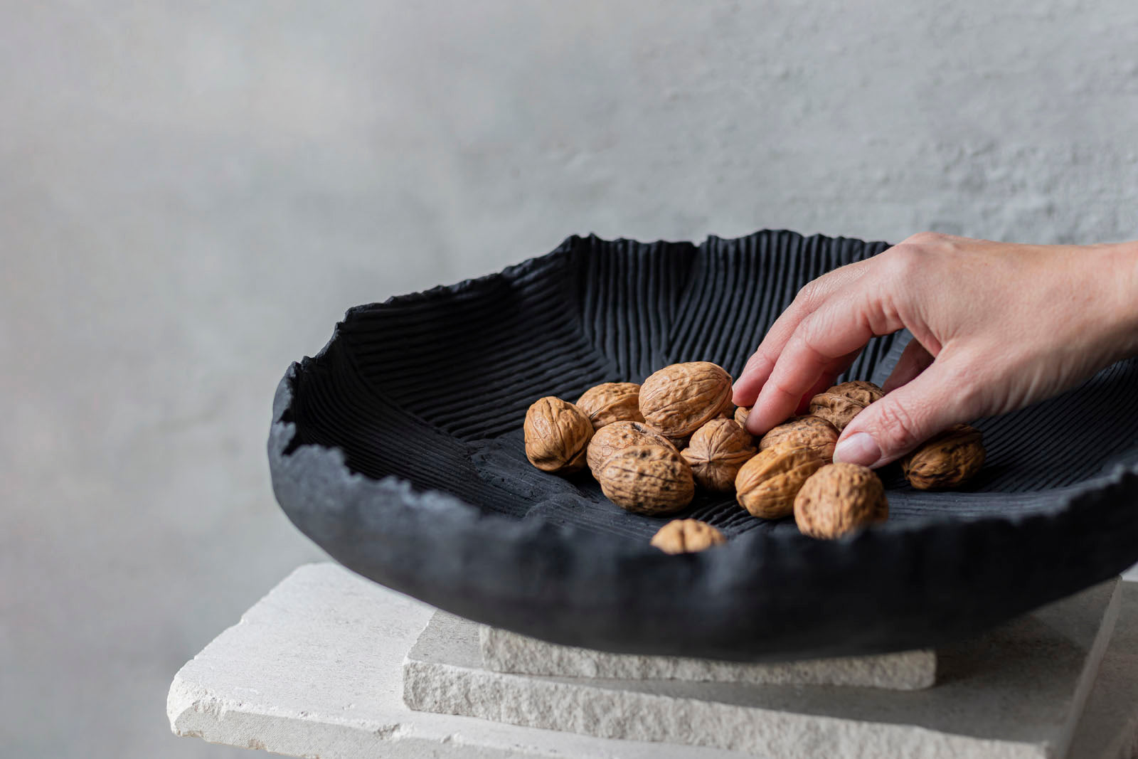 Mette Ditmer（メッテ・ディットマー）は、1995年にデンマークで設立されたインテリアブランドで、北欧ミニマリズムと洗練されたグラフィックデザインを融合させたスタイルで知られています。創設者メッテ・ディットマーのデザイン哲学は「ディテールにこそ真の個性が宿る」というもので、シンプルでありながら印象的な色使いや質感へのこだわりが、日常に上質な美しさをもたらします。バスルームアクセサリーやテキスタイル、ホームデコレーションなど幅広いラインナップを展開し、機能性と美しさを両立した製品は、ヨーロッパを中心に世界中で支持されています。サステナビリティにも配慮し、長く使える耐久性のある素材や時代に左右されないデザインを採用。Mette Ditmerは、日常空間を心地よく整えるための美意識とクラフトマンシップが詰まった北欧ブランドです。