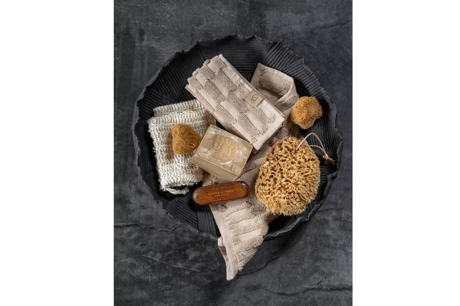 Mette Ditmer（メッテ・ディットマー）は、1995年にデンマークで設立されたインテリアブランドで、北欧ミニマリズムと洗練されたグラフィックデザインを融合させたスタイルで知られています。創設者メッテ・ディットマーのデザイン哲学は「ディテールにこそ真の個性が宿る」というもので、シンプルでありながら印象的な色使いや質感へのこだわりが、日常に上質な美しさをもたらします。バスルームアクセサリーやテキスタイル、ホームデコレーションなど幅広いラインナップを展開し、機能性と美しさを両立した製品は、ヨーロッパを中心に世界中で支持されています。サステナビリティにも配慮し、長く使える耐久性のある素材や時代に左右されないデザインを採用。Mette Ditmerは、日常空間を心地よく整えるための美意識とクラフトマンシップが詰まった北欧ブランドです。