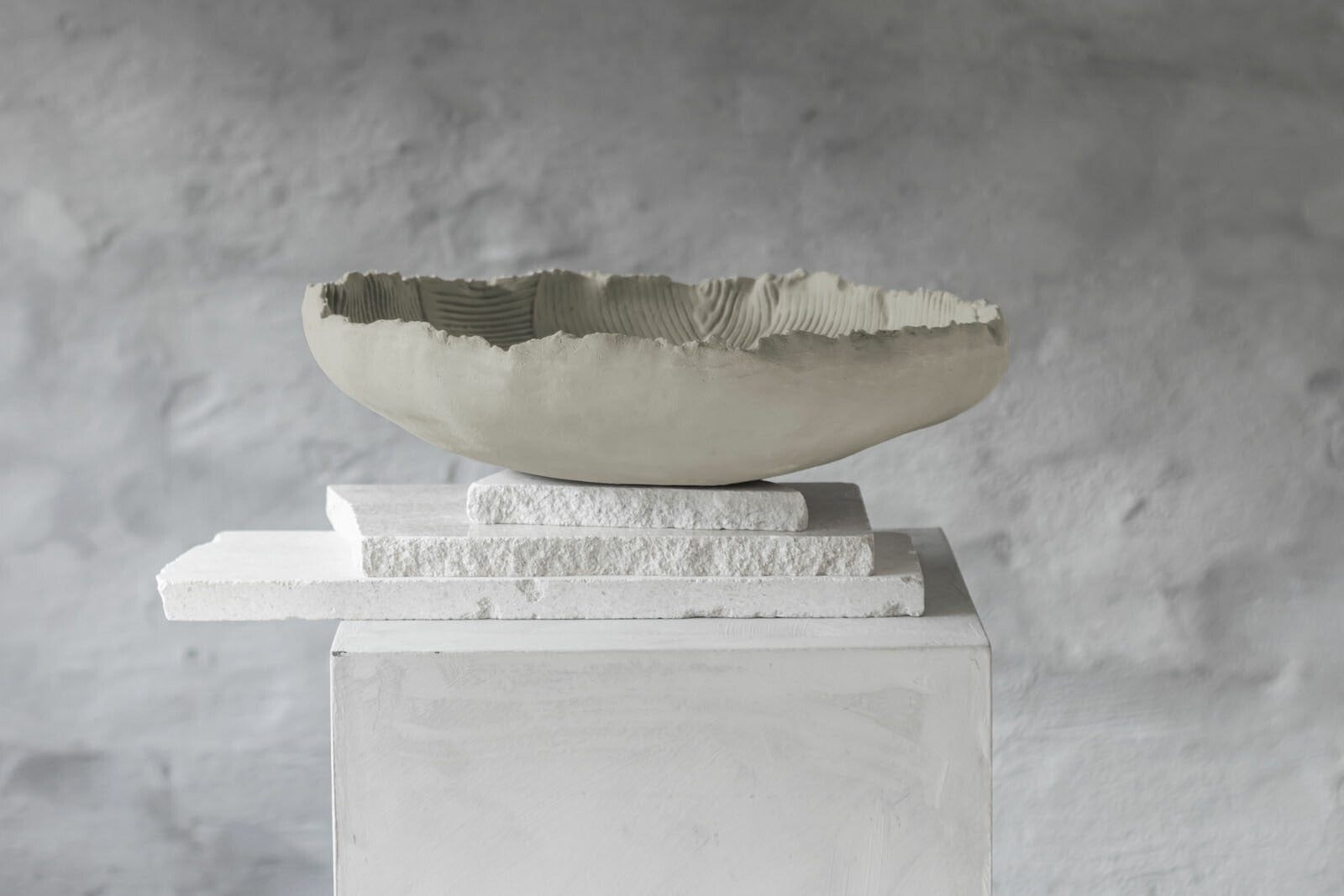 Mette Ditmer（メッテ・ディットマー）は、1995年にデンマークで設立されたインテリアブランドで、北欧ミニマリズムと洗練されたグラフィックデザインを融合させたスタイルで知られています。創設者メッテ・ディットマーのデザイン哲学は「ディテールにこそ真の個性が宿る」というもので、シンプルでありながら印象的な色使いや質感へのこだわりが、日常に上質な美しさをもたらします。バスルームアクセサリーやテキスタイル、ホームデコレーションなど幅広いラインナップを展開し、機能性と美しさを両立した製品は、ヨーロッパを中心に世界中で支持されています。サステナビリティにも配慮し、長く使える耐久性のある素材や時代に左右されないデザインを採用。Mette Ditmerは、日常空間を心地よく整えるための美意識とクラフトマンシップが詰まった北欧ブランドです。