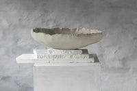 Mette Ditmer（メッテ・ディットマー）は、1995年にデンマークで設立されたインテリアブランドで、北欧ミニマリズムと洗練されたグラフィックデザインを融合させたスタイルで知られています。創設者メッテ・ディットマーのデザイン哲学は「ディテールにこそ真の個性が宿る」というもので、シンプルでありながら印象的な色使いや質感へのこだわりが、日常に上質な美しさをもたらします。バスルームアクセサリーやテキスタイル、ホームデコレーションなど幅広いラインナップを展開し、機能性と美しさを両立した製品は、ヨーロッパを中心に世界中で支持されています。サステナビリティにも配慮し、長く使える耐久性のある素材や時代に左右されないデザインを採用。Mette Ditmerは、日常空間を心地よく整えるための美意識とクラフトマンシップが詰まった北欧ブランドです。