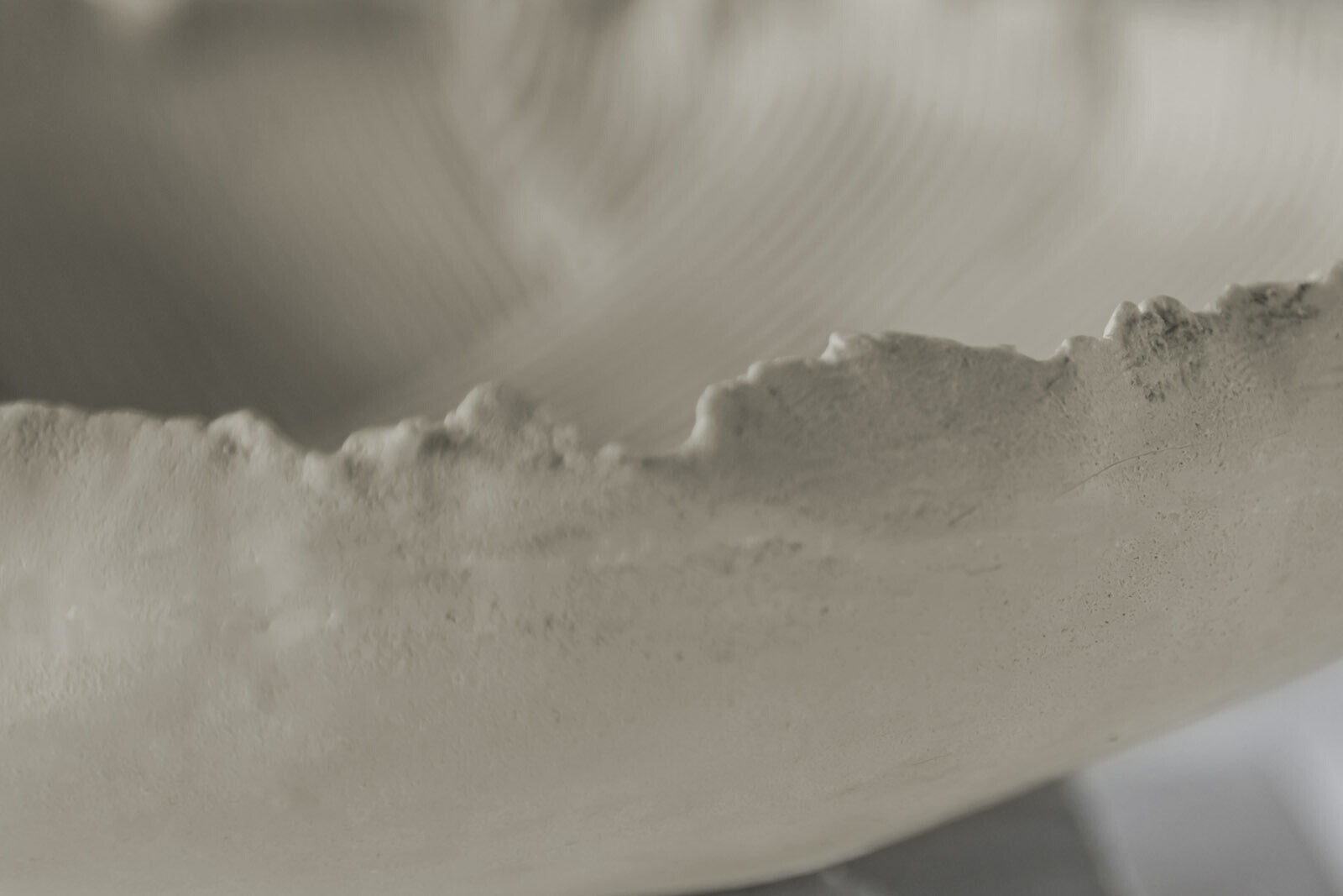 Mette Ditmer（メッテ・ディットマー）は、1995年にデンマークで設立されたインテリアブランドで、北欧ミニマリズムと洗練されたグラフィックデザインを融合させたスタイルで知られています。創設者メッテ・ディットマーのデザイン哲学は「ディテールにこそ真の個性が宿る」というもので、シンプルでありながら印象的な色使いや質感へのこだわりが、日常に上質な美しさをもたらします。バスルームアクセサリーやテキスタイル、ホームデコレーションなど幅広いラインナップを展開し、機能性と美しさを両立した製品は、ヨーロッパを中心に世界中で支持されています。サステナビリティにも配慮し、長く使える耐久性のある素材や時代に左右されないデザインを採用。Mette Ditmerは、日常空間を心地よく整えるための美意識とクラフトマンシップが詰まった北欧ブランドです。