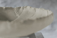 Mette Ditmer（メッテ・ディットマー）は、1995年にデンマークで設立されたインテリアブランドで、北欧ミニマリズムと洗練されたグラフィックデザインを融合させたスタイルで知られています。創設者メッテ・ディットマーのデザイン哲学は「ディテールにこそ真の個性が宿る」というもので、シンプルでありながら印象的な色使いや質感へのこだわりが、日常に上質な美しさをもたらします。バスルームアクセサリーやテキスタイル、ホームデコレーションなど幅広いラインナップを展開し、機能性と美しさを両立した製品は、ヨーロッパを中心に世界中で支持されています。サステナビリティにも配慮し、長く使える耐久性のある素材や時代に左右されないデザインを採用。Mette Ditmerは、日常空間を心地よく整えるための美意識とクラフトマンシップが詰まった北欧ブランドです。