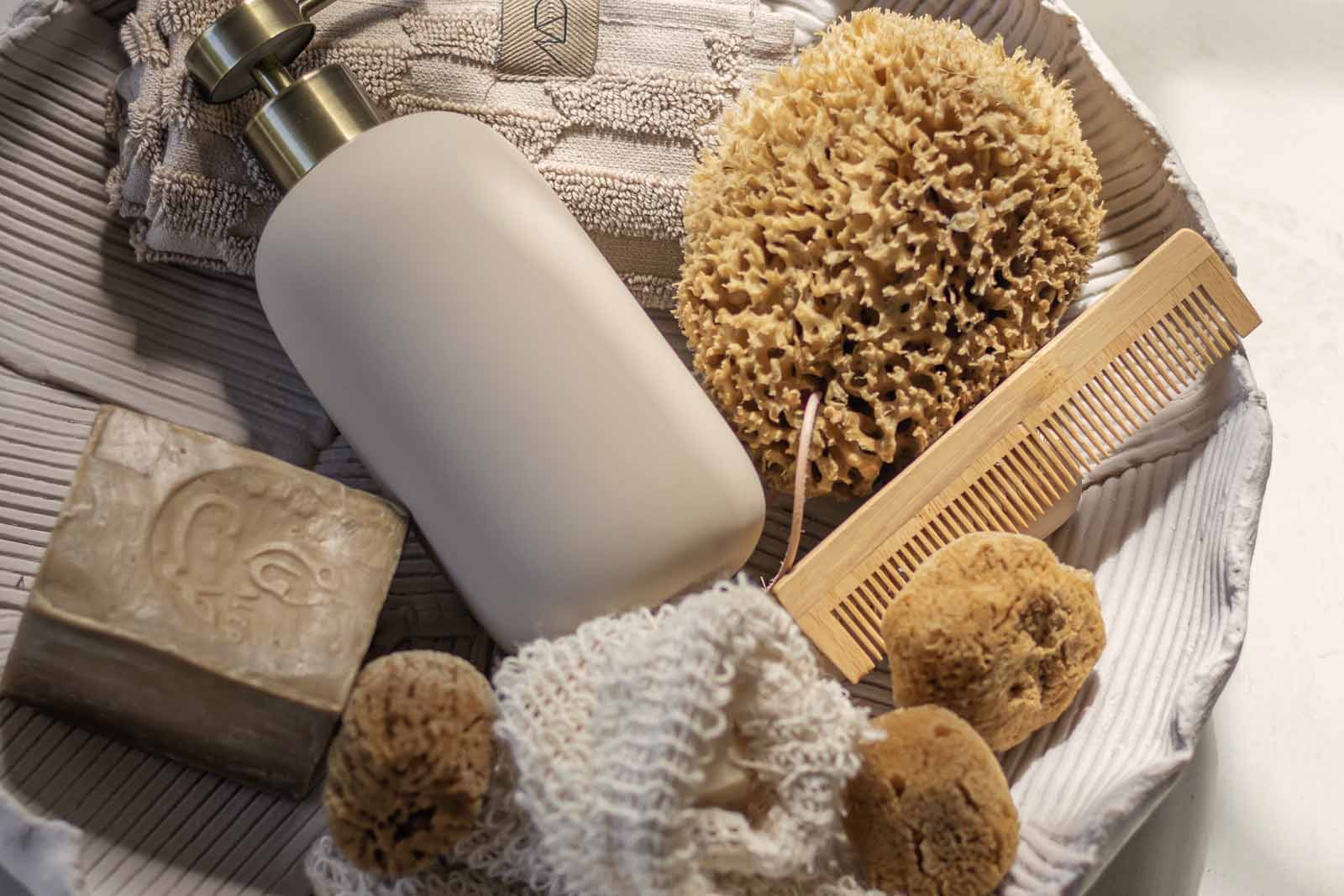 Mette Ditmer（メッテ・ディットマー）は、1995年にデンマークで設立されたインテリアブランドで、北欧ミニマリズムと洗練されたグラフィックデザインを融合させたスタイルで知られています。創設者メッテ・ディットマーのデザイン哲学は「ディテールにこそ真の個性が宿る」というもので、シンプルでありながら印象的な色使いや質感へのこだわりが、日常に上質な美しさをもたらします。バスルームアクセサリーやテキスタイル、ホームデコレーションなど幅広いラインナップを展開し、機能性と美しさを両立した製品は、ヨーロッパを中心に世界中で支持されています。サステナビリティにも配慮し、長く使える耐久性のある素材や時代に左右されないデザインを採用。Mette Ditmerは、日常空間を心地よく整えるための美意識とクラフトマンシップが詰まった北欧ブランドです。