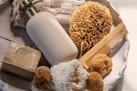 Mette Ditmer（メッテ・ディットマー）は、1995年にデンマークで設立されたインテリアブランドで、北欧ミニマリズムと洗練されたグラフィックデザインを融合させたスタイルで知られています。創設者メッテ・ディットマーのデザイン哲学は「ディテールにこそ真の個性が宿る」というもので、シンプルでありながら印象的な色使いや質感へのこだわりが、日常に上質な美しさをもたらします。バスルームアクセサリーやテキスタイル、ホームデコレーションなど幅広いラインナップを展開し、機能性と美しさを両立した製品は、ヨーロッパを中心に世界中で支持されています。サステナビリティにも配慮し、長く使える耐久性のある素材や時代に左右されないデザインを採用。Mette Ditmerは、日常空間を心地よく整えるための美意識とクラフトマンシップが詰まった北欧ブランドです。