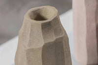 Mette Ditmer（メッテ・ディットマー）は、1995年にデンマークで設立されたインテリアブランドで、北欧ミニマリズムと洗練されたグラフィックデザインを融合させたスタイルで知られています。創設者メッテ・ディットマーのデザイン哲学は「ディテールにこそ真の個性が宿る」というもので、シンプルでありながら印象的な色使いや質感へのこだわりが、日常に上質な美しさをもたらします。バスルームアクセサリーやテキスタイル、ホームデコレーションなど幅広いラインナップを展開し、機能性と美しさを両立した製品は、ヨーロッパを中心に世界中で支持されています。サステナビリティにも配慮し、長く使える耐久性のある素材や時代に左右されないデザインを採用。Mette Ditmerは、日常空間を心地よく整えるための美意識とクラフトマンシップが詰まった北欧ブランドです。