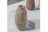 Mette Ditmer（メッテ・ディットマー）は、1995年にデンマークで設立されたインテリアブランドで、北欧ミニマリズムと洗練されたグラフィックデザインを融合させたスタイルで知られています。創設者メッテ・ディットマーのデザイン哲学は「ディテールにこそ真の個性が宿る」というもので、シンプルでありながら印象的な色使いや質感へのこだわりが、日常に上質な美しさをもたらします。バスルームアクセサリーやテキスタイル、ホームデコレーションなど幅広いラインナップを展開し、機能性と美しさを両立した製品は、ヨーロッパを中心に世界中で支持されています。サステナビリティにも配慮し、長く使える耐久性のある素材や時代に左右されないデザインを採用。Mette Ditmerは、日常空間を心地よく整えるための美意識とクラフトマンシップが詰まった北欧ブランドです。