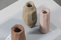 Mette Ditmer（メッテ・ディットマー）は、1995年にデンマークで設立されたインテリアブランドで、北欧ミニマリズムと洗練されたグラフィックデザインを融合させたスタイルで知られています。創設者メッテ・ディットマーのデザイン哲学は「ディテールにこそ真の個性が宿る」というもので、シンプルでありながら印象的な色使いや質感へのこだわりが、日常に上質な美しさをもたらします。バスルームアクセサリーやテキスタイル、ホームデコレーションなど幅広いラインナップを展開し、機能性と美しさを両立した製品は、ヨーロッパを中心に世界中で支持されています。サステナビリティにも配慮し、長く使える耐久性のある素材や時代に左右されないデザインを採用。Mette Ditmerは、日常空間を心地よく整えるための美意識とクラフトマンシップが詰まった北欧ブランドです。