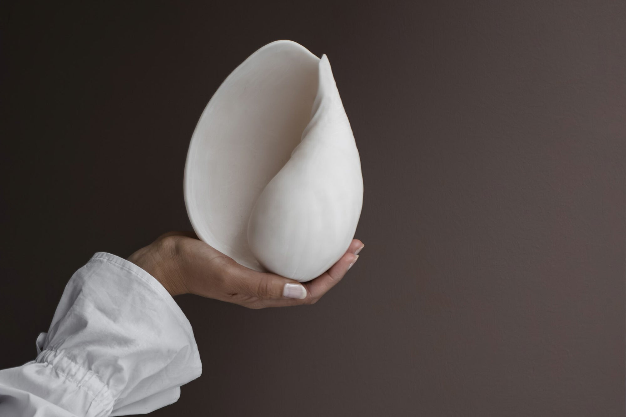 Mette Ditmer（メッテ・ディットマー）は、1995年にデンマークで設立されたインテリアブランドで、北欧ミニマリズムと洗練されたグラフィックデザインを融合させたスタイルで知られています。創設者メッテ・ディットマーのデザイン哲学は「ディテールにこそ真の個性が宿る」というもので、シンプルでありながら印象的な色使いや質感へのこだわりが、日常に上質な美しさをもたらします。バスルームアクセサリーやテキスタイル、ホームデコレーションなど幅広いラインナップを展開し、機能性と美しさを両立した製品は、ヨーロッパを中心に世界中で支持されています。サステナビリティにも配慮し、長く使える耐久性のある素材や時代に左右されないデザインを採用。Mette Ditmerは、日常空間を心地よく整えるための美意識とクラフトマンシップが詰まった北欧ブランドです。