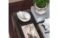 Mette Ditmer（メッテ・ディットマー）は、1995年にデンマークで設立されたインテリアブランドで、北欧ミニマリズムと洗練されたグラフィックデザインを融合させたスタイルで知られています。創設者メッテ・ディットマーのデザイン哲学は「ディテールにこそ真の個性が宿る」というもので、シンプルでありながら印象的な色使いや質感へのこだわりが、日常に上質な美しさをもたらします。バスルームアクセサリーやテキスタイル、ホームデコレーションなど幅広いラインナップを展開し、機能性と美しさを両立した製品は、ヨーロッパを中心に世界中で支持されています。サステナビリティにも配慮し、長く使える耐久性のある素材や時代に左右されないデザインを採用。Mette Ditmerは、日常空間を心地よく整えるための美意識とクラフトマンシップが詰まった北欧ブランドです。