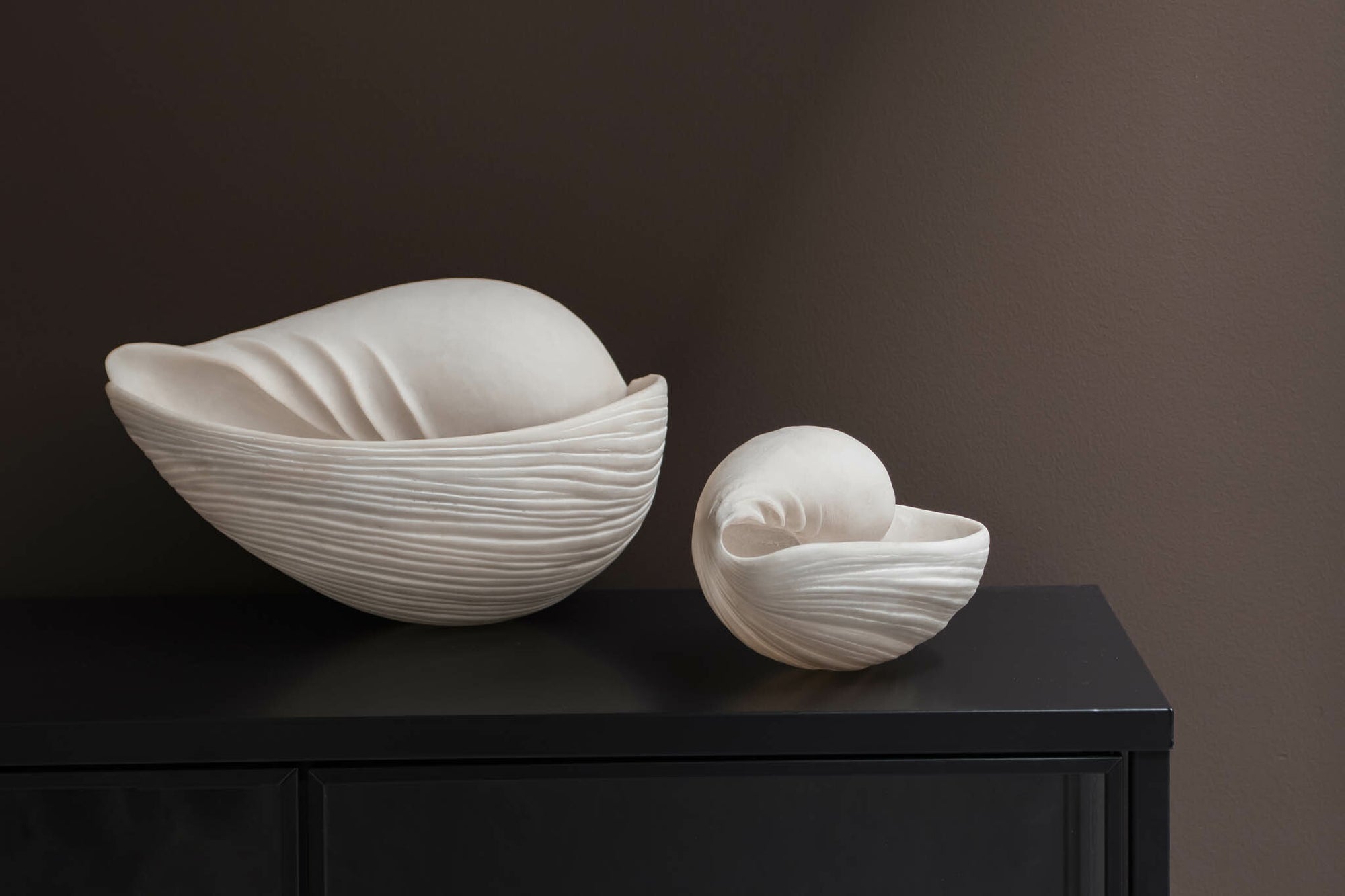 Mette Ditmer（メッテ・ディットマー）は、1995年にデンマークで設立されたインテリアブランドで、北欧ミニマリズムと洗練されたグラフィックデザインを融合させたスタイルで知られています。創設者メッテ・ディットマーのデザイン哲学は「ディテールにこそ真の個性が宿る」というもので、シンプルでありながら印象的な色使いや質感へのこだわりが、日常に上質な美しさをもたらします。バスルームアクセサリーやテキスタイル、ホームデコレーションなど幅広いラインナップを展開し、機能性と美しさを両立した製品は、ヨーロッパを中心に世界中で支持されています。サステナビリティにも配慮し、長く使える耐久性のある素材や時代に左右されないデザインを採用。Mette Ditmerは、日常空間を心地よく整えるための美意識とクラフトマンシップが詰まった北欧ブランドです。