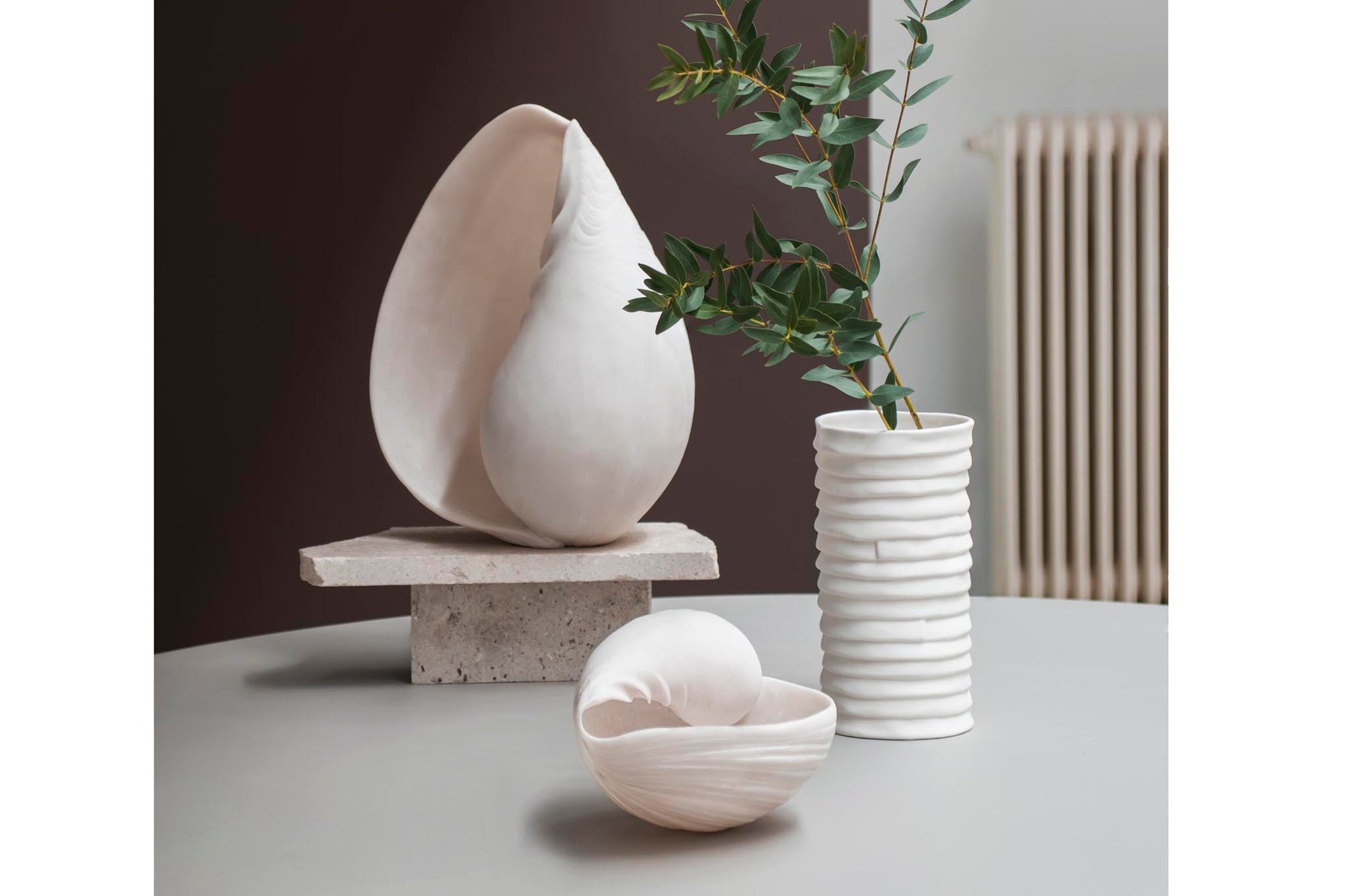 Mette Ditmer（メッテ・ディットマー）は、1995年にデンマークで設立されたインテリアブランドで、北欧ミニマリズムと洗練されたグラフィックデザインを融合させたスタイルで知られています。創設者メッテ・ディットマーのデザイン哲学は「ディテールにこそ真の個性が宿る」というもので、シンプルでありながら印象的な色使いや質感へのこだわりが、日常に上質な美しさをもたらします。バスルームアクセサリーやテキスタイル、ホームデコレーションなど幅広いラインナップを展開し、機能性と美しさを両立した製品は、ヨーロッパを中心に世界中で支持されています。サステナビリティにも配慮し、長く使える耐久性のある素材や時代に左右されないデザインを採用。Mette Ditmerは、日常空間を心地よく整えるための美意識とクラフトマンシップが詰まった北欧ブランドです。