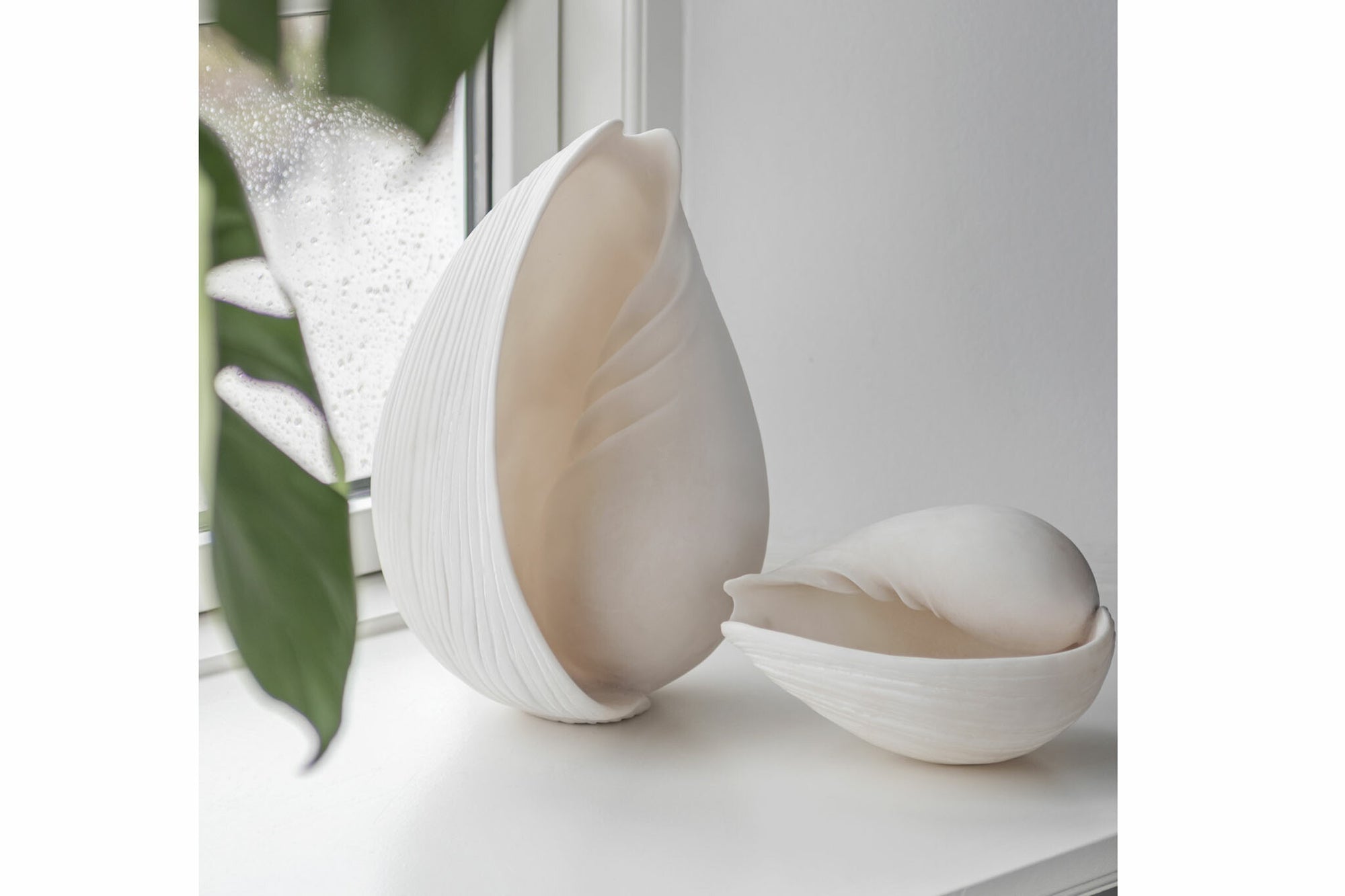 Mette Ditmer（メッテ・ディットマー）は、1995年にデンマークで設立されたインテリアブランドで、北欧ミニマリズムと洗練されたグラフィックデザインを融合させたスタイルで知られています。創設者メッテ・ディットマーのデザイン哲学は「ディテールにこそ真の個性が宿る」というもので、シンプルでありながら印象的な色使いや質感へのこだわりが、日常に上質な美しさをもたらします。バスルームアクセサリーやテキスタイル、ホームデコレーションなど幅広いラインナップを展開し、機能性と美しさを両立した製品は、ヨーロッパを中心に世界中で支持されています。サステナビリティにも配慮し、長く使える耐久性のある素材や時代に左右されないデザインを採用。Mette Ditmerは、日常空間を心地よく整えるための美意識とクラフトマンシップが詰まった北欧ブランドです。