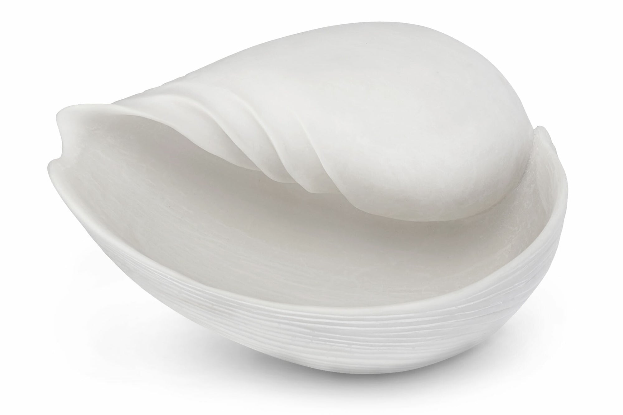 Mette Ditmer（メッテ・ディットマー）は、1995年にデンマークで設立されたインテリアブランドで、北欧ミニマリズムと洗練されたグラフィックデザインを融合させたスタイルで知られています。創設者メッテ・ディットマーのデザイン哲学は「ディテールにこそ真の個性が宿る」というもので、シンプルでありながら印象的な色使いや質感へのこだわりが、日常に上質な美しさをもたらします。バスルームアクセサリーやテキスタイル、ホームデコレーションなど幅広いラインナップを展開し、機能性と美しさを両立した製品は、ヨーロッパを中心に世界中で支持されています。サステナビリティにも配慮し、長く使える耐久性のある素材や時代に左右されないデザインを採用。Mette Ditmerは、日常空間を心地よく整えるための美意識とクラフトマンシップが詰まった北欧ブランドです。