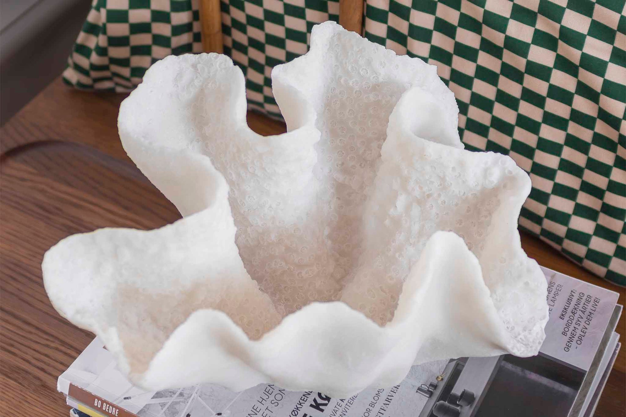 Mette Ditmer（メッテ・ディットマー）は、1995年にデンマークで設立されたインテリアブランドで、北欧ミニマリズムと洗練されたグラフィックデザインを融合させたスタイルで知られています。創設者メッテ・ディットマーのデザイン哲学は「ディテールにこそ真の個性が宿る」というもので、シンプルでありながら印象的な色使いや質感へのこだわりが、日常に上質な美しさをもたらします。バスルームアクセサリーやテキスタイル、ホームデコレーションなど幅広いラインナップを展開し、機能性と美しさを両立した製品は、ヨーロッパを中心に世界中で支持されています。サステナビリティにも配慮し、長く使える耐久性のある素材や時代に左右されないデザインを採用。Mette Ditmerは、日常空間を心地よく整えるための美意識とクラフトマンシップが詰まった北欧ブランドです。