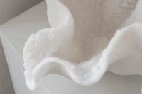 Mette Ditmer（メッテ・ディットマー）は、1995年にデンマークで設立されたインテリアブランドで、北欧ミニマリズムと洗練されたグラフィックデザインを融合させたスタイルで知られています。創設者メッテ・ディットマーのデザイン哲学は「ディテールにこそ真の個性が宿る」というもので、シンプルでありながら印象的な色使いや質感へのこだわりが、日常に上質な美しさをもたらします。バスルームアクセサリーやテキスタイル、ホームデコレーションなど幅広いラインナップを展開し、機能性と美しさを両立した製品は、ヨーロッパを中心に世界中で支持されています。サステナビリティにも配慮し、長く使える耐久性のある素材や時代に左右されないデザインを採用。Mette Ditmerは、日常空間を心地よく整えるための美意識とクラフトマンシップが詰まった北欧ブランドです。