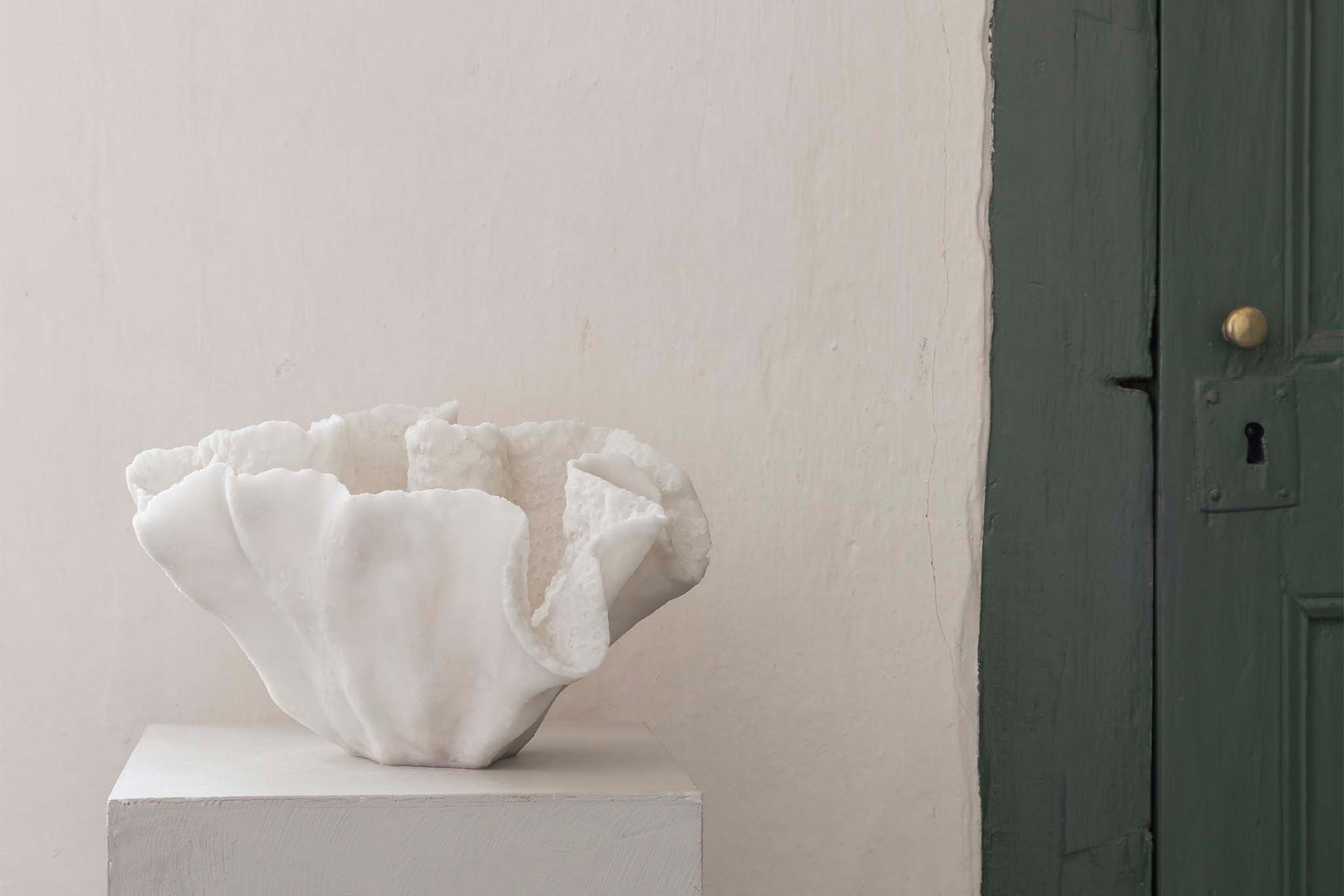 Mette Ditmer（メッテ・ディットマー）は、1995年にデンマークで設立されたインテリアブランドで、北欧ミニマリズムと洗練されたグラフィックデザインを融合させたスタイルで知られています。創設者メッテ・ディットマーのデザイン哲学は「ディテールにこそ真の個性が宿る」というもので、シンプルでありながら印象的な色使いや質感へのこだわりが、日常に上質な美しさをもたらします。バスルームアクセサリーやテキスタイル、ホームデコレーションなど幅広いラインナップを展開し、機能性と美しさを両立した製品は、ヨーロッパを中心に世界中で支持されています。サステナビリティにも配慮し、長く使える耐久性のある素材や時代に左右されないデザインを採用。Mette Ditmerは、日常空間を心地よく整えるための美意識とクラフトマンシップが詰まった北欧ブランドです。