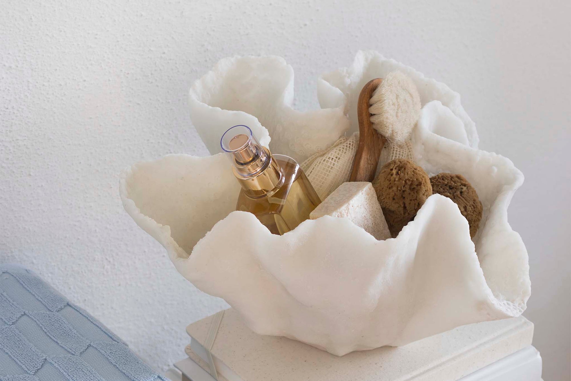 Mette Ditmer（メッテ・ディットマー）は、1995年にデンマークで設立されたインテリアブランドで、北欧ミニマリズムと洗練されたグラフィックデザインを融合させたスタイルで知られています。創設者メッテ・ディットマーのデザイン哲学は「ディテールにこそ真の個性が宿る」というもので、シンプルでありながら印象的な色使いや質感へのこだわりが、日常に上質な美しさをもたらします。バスルームアクセサリーやテキスタイル、ホームデコレーションなど幅広いラインナップを展開し、機能性と美しさを両立した製品は、ヨーロッパを中心に世界中で支持されています。サステナビリティにも配慮し、長く使える耐久性のある素材や時代に左右されないデザインを採用。Mette Ditmerは、日常空間を心地よく整えるための美意識とクラフトマンシップが詰まった北欧ブランドです。