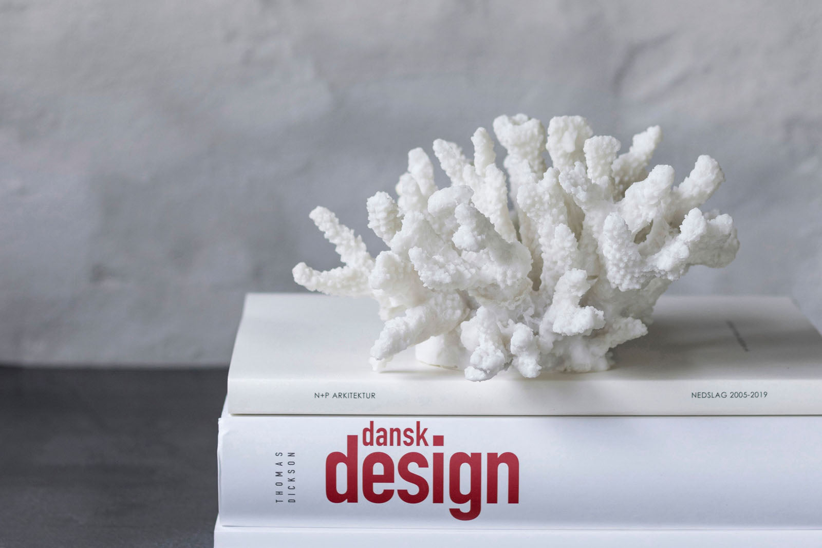 Mette Ditmer（メッテ・ディットマー）は、1995年にデンマークで設立されたインテリアブランドで、北欧ミニマリズムと洗練されたグラフィックデザインを融合させたスタイルで知られています。創設者メッテ・ディットマーのデザイン哲学は「ディテールにこそ真の個性が宿る」というもので、シンプルでありながら印象的な色使いや質感へのこだわりが、日常に上質な美しさをもたらします。バスルームアクセサリーやテキスタイル、ホームデコレーションなど幅広いラインナップを展開し、機能性と美しさを両立した製品は、ヨーロッパを中心に世界中で支持されています。サステナビリティにも配慮し、長く使える耐久性のある素材や時代に左右されないデザインを採用。Mette Ditmerは、日常空間を心地よく整えるための美意識とクラフトマンシップが詰まった北欧ブランドです。