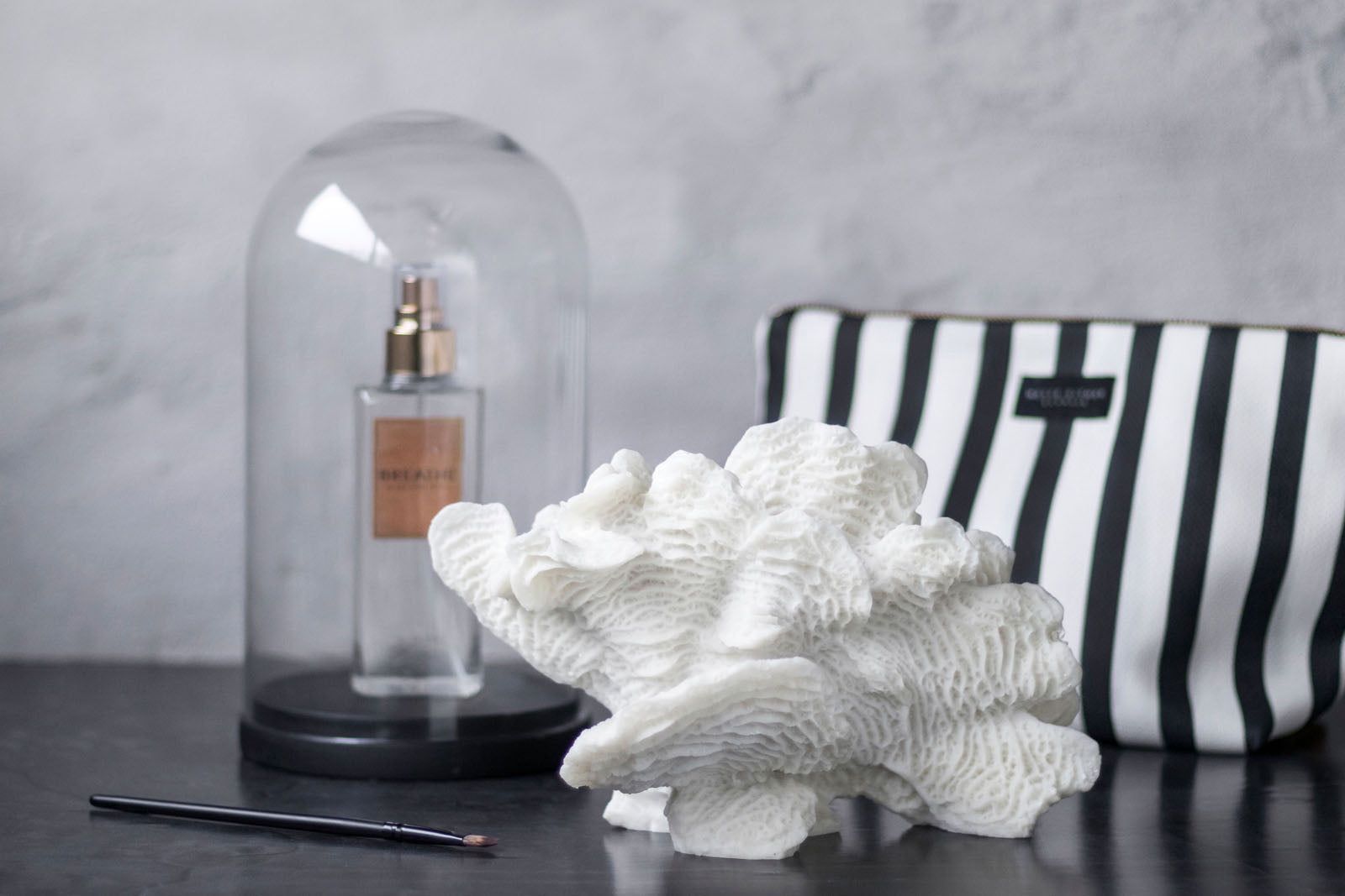 Mette Ditmer（メッテ・ディットマー）は、1995年にデンマークで設立されたインテリアブランドで、北欧ミニマリズムと洗練されたグラフィックデザインを融合させたスタイルで知られています。創設者メッテ・ディットマーのデザイン哲学は「ディテールにこそ真の個性が宿る」というもので、シンプルでありながら印象的な色使いや質感へのこだわりが、日常に上質な美しさをもたらします。バスルームアクセサリーやテキスタイル、ホームデコレーションなど幅広いラインナップを展開し、機能性と美しさを両立した製品は、ヨーロッパを中心に世界中で支持されています。サステナビリティにも配慮し、長く使える耐久性のある素材や時代に左右されないデザインを採用。Mette Ditmerは、日常空間を心地よく整えるための美意識とクラフトマンシップが詰まった北欧ブランドです。