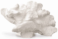 Mette Ditmer（メッテ・ディットマー）は、1995年にデンマークで設立されたインテリアブランドで、北欧ミニマリズムと洗練されたグラフィックデザインを融合させたスタイルで知られています。創設者メッテ・ディットマーのデザイン哲学は「ディテールにこそ真の個性が宿る」というもので、シンプルでありながら印象的な色使いや質感へのこだわりが、日常に上質な美しさをもたらします。バスルームアクセサリーやテキスタイル、ホームデコレーションなど幅広いラインナップを展開し、機能性と美しさを両立した製品は、ヨーロッパを中心に世界中で支持されています。サステナビリティにも配慮し、長く使える耐久性のある素材や時代に左右されないデザインを採用。Mette Ditmerは、日常空間を心地よく整えるための美意識とクラフトマンシップが詰まった北欧ブランドです。