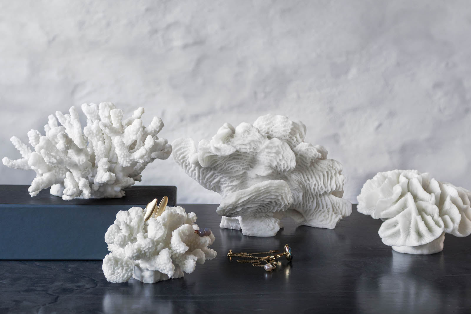 Mette Ditmer（メッテ・ディットマー）は、1995年にデンマークで設立されたインテリアブランドで、北欧ミニマリズムと洗練されたグラフィックデザインを融合させたスタイルで知られています。創設者メッテ・ディットマーのデザイン哲学は「ディテールにこそ真の個性が宿る」というもので、シンプルでありながら印象的な色使いや質感へのこだわりが、日常に上質な美しさをもたらします。バスルームアクセサリーやテキスタイル、ホームデコレーションなど幅広いラインナップを展開し、機能性と美しさを両立した製品は、ヨーロッパを中心に世界中で支持されています。サステナビリティにも配慮し、長く使える耐久性のある素材や時代に左右されないデザインを採用。Mette Ditmerは、日常空間を心地よく整えるための美意識とクラフトマンシップが詰まった北欧ブランドです。