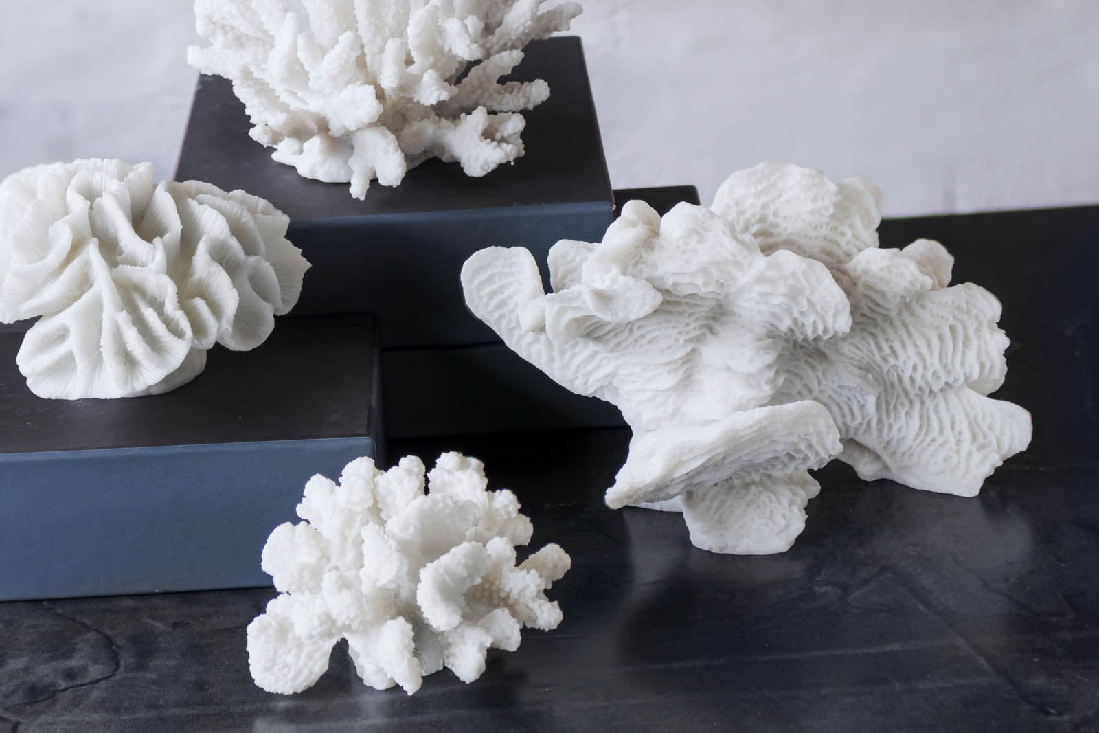 Mette Ditmer（メッテ・ディットマー）は、1995年にデンマークで設立されたインテリアブランドで、北欧ミニマリズムと洗練されたグラフィックデザインを融合させたスタイルで知られています。創設者メッテ・ディットマーのデザイン哲学は「ディテールにこそ真の個性が宿る」というもので、シンプルでありながら印象的な色使いや質感へのこだわりが、日常に上質な美しさをもたらします。バスルームアクセサリーやテキスタイル、ホームデコレーションなど幅広いラインナップを展開し、機能性と美しさを両立した製品は、ヨーロッパを中心に世界中で支持されています。サステナビリティにも配慮し、長く使える耐久性のある素材や時代に左右されないデザインを採用。Mette Ditmerは、日常空間を心地よく整えるための美意識とクラフトマンシップが詰まった北欧ブランドです。