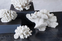 Mette Ditmer（メッテ・ディットマー）は、1995年にデンマークで設立されたインテリアブランドで、北欧ミニマリズムと洗練されたグラフィックデザインを融合させたスタイルで知られています。創設者メッテ・ディットマーのデザイン哲学は「ディテールにこそ真の個性が宿る」というもので、シンプルでありながら印象的な色使いや質感へのこだわりが、日常に上質な美しさをもたらします。バスルームアクセサリーやテキスタイル、ホームデコレーションなど幅広いラインナップを展開し、機能性と美しさを両立した製品は、ヨーロッパを中心に世界中で支持されています。サステナビリティにも配慮し、長く使える耐久性のある素材や時代に左右されないデザインを採用。Mette Ditmerは、日常空間を心地よく整えるための美意識とクラフトマンシップが詰まった北欧ブランドです。