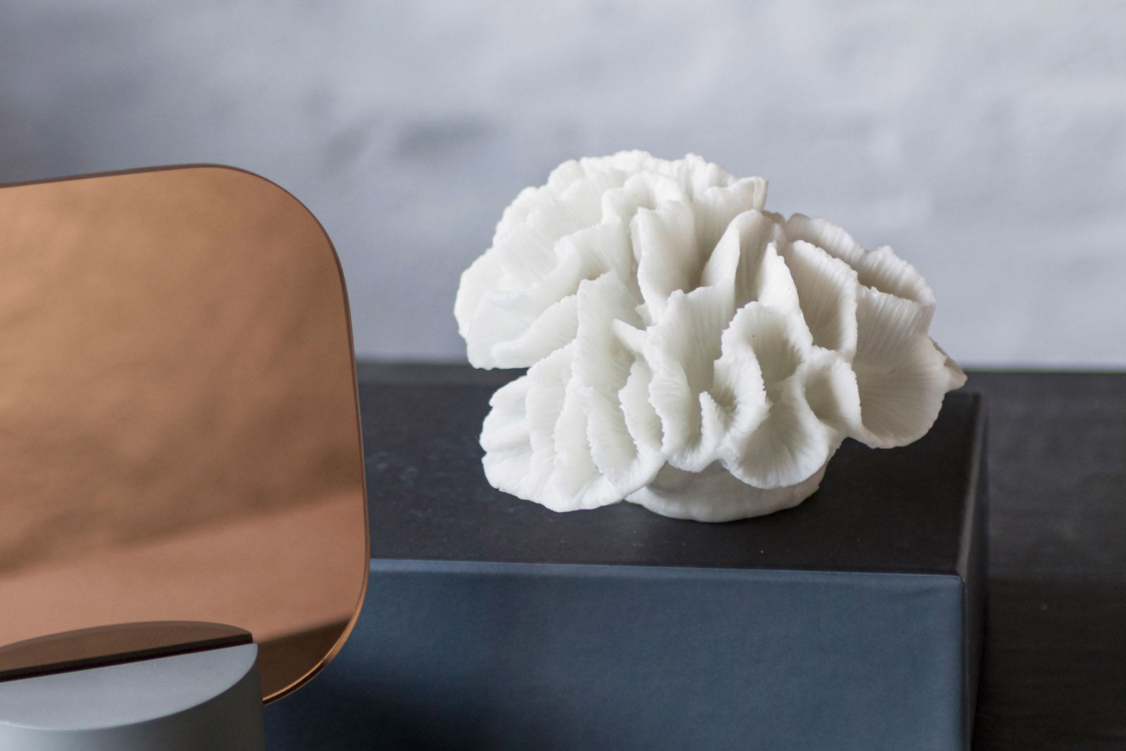 Mette Ditmer（メッテ・ディットマー）は、1995年にデンマークで設立されたインテリアブランドで、北欧ミニマリズムと洗練されたグラフィックデザインを融合させたスタイルで知られています。創設者メッテ・ディットマーのデザイン哲学は「ディテールにこそ真の個性が宿る」というもので、シンプルでありながら印象的な色使いや質感へのこだわりが、日常に上質な美しさをもたらします。バスルームアクセサリーやテキスタイル、ホームデコレーションなど幅広いラインナップを展開し、機能性と美しさを両立した製品は、ヨーロッパを中心に世界中で支持されています。サステナビリティにも配慮し、長く使える耐久性のある素材や時代に左右されないデザインを採用。Mette Ditmerは、日常空間を心地よく整えるための美意識とクラフトマンシップが詰まった北欧ブランドです。