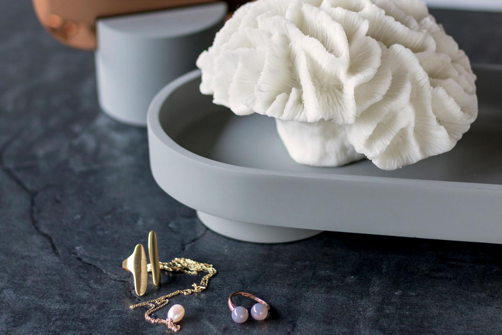 Mette Ditmer（メッテ・ディットマー）は、1995年にデンマークで設立されたインテリアブランドで、北欧ミニマリズムと洗練されたグラフィックデザインを融合させたスタイルで知られています。創設者メッテ・ディットマーのデザイン哲学は「ディテールにこそ真の個性が宿る」というもので、シンプルでありながら印象的な色使いや質感へのこだわりが、日常に上質な美しさをもたらします。バスルームアクセサリーやテキスタイル、ホームデコレーションなど幅広いラインナップを展開し、機能性と美しさを両立した製品は、ヨーロッパを中心に世界中で支持されています。サステナビリティにも配慮し、長く使える耐久性のある素材や時代に左右されないデザインを採用。Mette Ditmerは、日常空間を心地よく整えるための美意識とクラフトマンシップが詰まった北欧ブランドです。