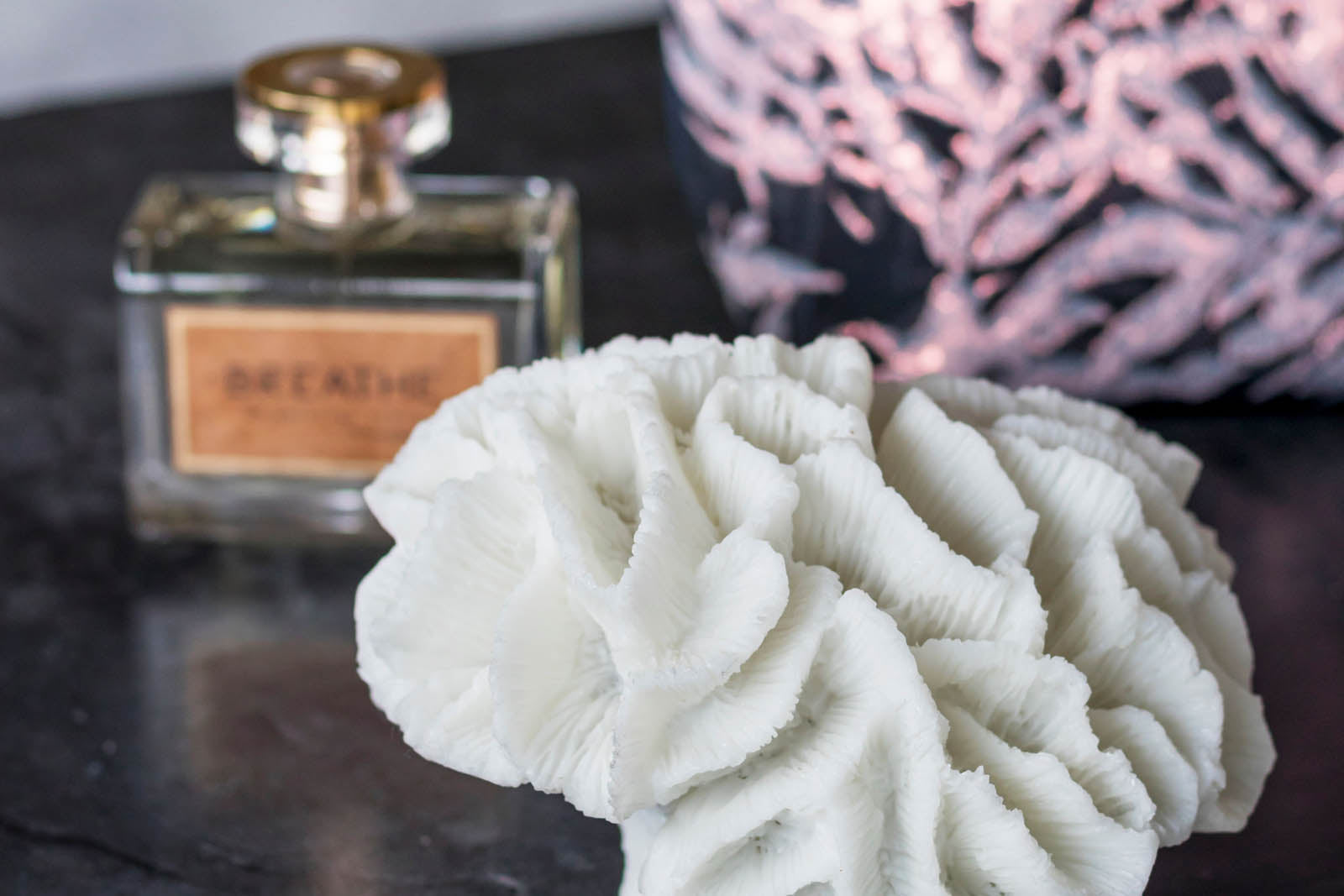 Mette Ditmer（メッテ・ディットマー）は、1995年にデンマークで設立されたインテリアブランドで、北欧ミニマリズムと洗練されたグラフィックデザインを融合させたスタイルで知られています。創設者メッテ・ディットマーのデザイン哲学は「ディテールにこそ真の個性が宿る」というもので、シンプルでありながら印象的な色使いや質感へのこだわりが、日常に上質な美しさをもたらします。バスルームアクセサリーやテキスタイル、ホームデコレーションなど幅広いラインナップを展開し、機能性と美しさを両立した製品は、ヨーロッパを中心に世界中で支持されています。サステナビリティにも配慮し、長く使える耐久性のある素材や時代に左右されないデザインを採用。Mette Ditmerは、日常空間を心地よく整えるための美意識とクラフトマンシップが詰まった北欧ブランドです。