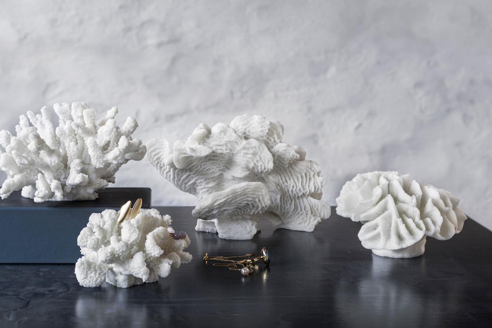 Mette Ditmer（メッテ・ディットマー）は、1995年にデンマークで設立されたインテリアブランドで、北欧ミニマリズムと洗練されたグラフィックデザインを融合させたスタイルで知られています。創設者メッテ・ディットマーのデザイン哲学は「ディテールにこそ真の個性が宿る」というもので、シンプルでありながら印象的な色使いや質感へのこだわりが、日常に上質な美しさをもたらします。バスルームアクセサリーやテキスタイル、ホームデコレーションなど幅広いラインナップを展開し、機能性と美しさを両立した製品は、ヨーロッパを中心に世界中で支持されています。サステナビリティにも配慮し、長く使える耐久性のある素材や時代に左右されないデザインを採用。Mette Ditmerは、日常空間を心地よく整えるための美意識とクラフトマンシップが詰まった北欧ブランドです。