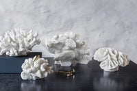 Mette Ditmer（メッテ・ディットマー）は、1995年にデンマークで設立されたインテリアブランドで、北欧ミニマリズムと洗練されたグラフィックデザインを融合させたスタイルで知られています。創設者メッテ・ディットマーのデザイン哲学は「ディテールにこそ真の個性が宿る」というもので、シンプルでありながら印象的な色使いや質感へのこだわりが、日常に上質な美しさをもたらします。バスルームアクセサリーやテキスタイル、ホームデコレーションなど幅広いラインナップを展開し、機能性と美しさを両立した製品は、ヨーロッパを中心に世界中で支持されています。サステナビリティにも配慮し、長く使える耐久性のある素材や時代に左右されないデザインを採用。Mette Ditmerは、日常空間を心地よく整えるための美意識とクラフトマンシップが詰まった北欧ブランドです。