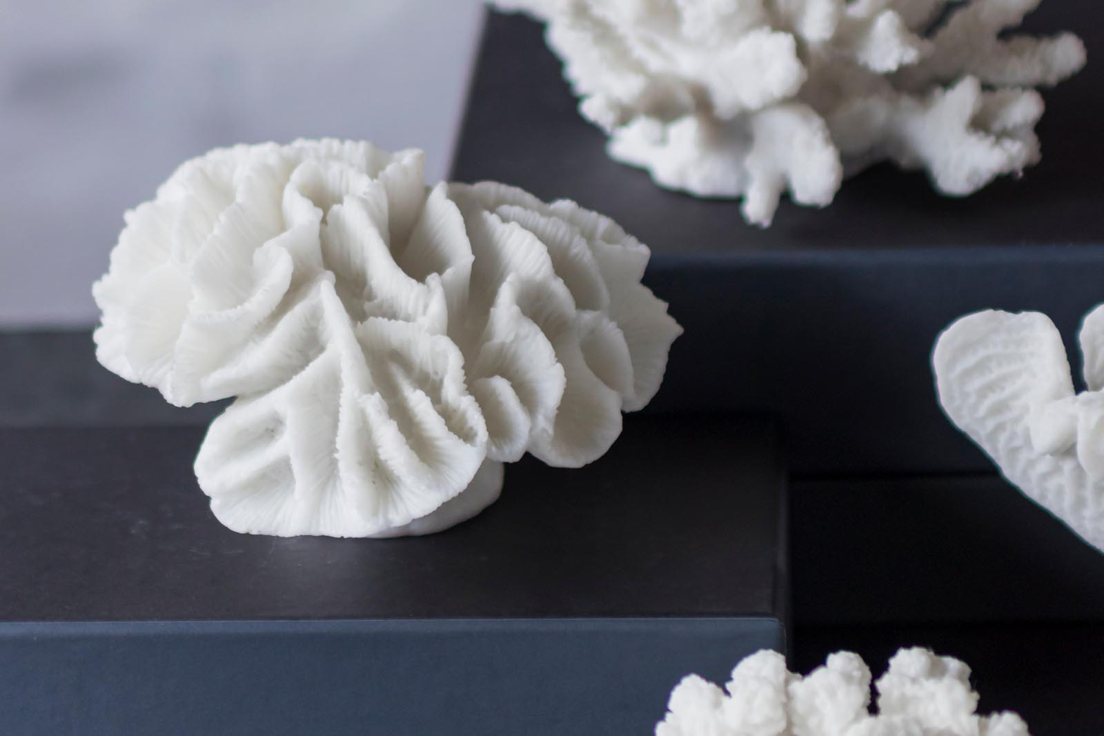 Mette Ditmer（メッテ・ディットマー）は、1995年にデンマークで設立されたインテリアブランドで、北欧ミニマリズムと洗練されたグラフィックデザインを融合させたスタイルで知られています。創設者メッテ・ディットマーのデザイン哲学は「ディテールにこそ真の個性が宿る」というもので、シンプルでありながら印象的な色使いや質感へのこだわりが、日常に上質な美しさをもたらします。バスルームアクセサリーやテキスタイル、ホームデコレーションなど幅広いラインナップを展開し、機能性と美しさを両立した製品は、ヨーロッパを中心に世界中で支持されています。サステナビリティにも配慮し、長く使える耐久性のある素材や時代に左右されないデザインを採用。Mette Ditmerは、日常空間を心地よく整えるための美意識とクラフトマンシップが詰まった北欧ブランドです。