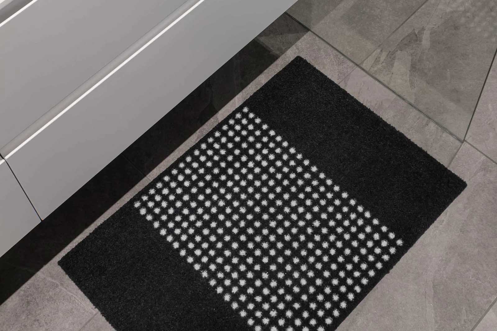 Mette Ditmer（メッテ・ディットマー）は、1995年にデンマークで設立されたインテリアブランドで、北欧ミニマリズムと洗練されたグラフィックデザインを融合させたスタイルで知られています。創設者メッテ・ディットマーのデザイン哲学は「ディテールにこそ真の個性が宿る」というもので、シンプルでありながら印象的な色使いや質感へのこだわりが、日常に上質な美しさをもたらします。バスルームアクセサリーやテキスタイル、ホームデコレーションなど幅広いラインナップを展開し、機能性と美しさを両立した製品は、ヨーロッパを中心に世界中で支持されています。サステナビリティにも配慮し、長く使える耐久性のある素材や時代に左右されないデザインを採用。Mette Ditmerは、日常空間を心地よく整えるための美意識とクラフトマンシップが詰まった北欧ブランドです。