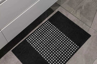 Mette Ditmer（メッテ・ディットマー）は、1995年にデンマークで設立されたインテリアブランドで、北欧ミニマリズムと洗練されたグラフィックデザインを融合させたスタイルで知られています。創設者メッテ・ディットマーのデザイン哲学は「ディテールにこそ真の個性が宿る」というもので、シンプルでありながら印象的な色使いや質感へのこだわりが、日常に上質な美しさをもたらします。バスルームアクセサリーやテキスタイル、ホームデコレーションなど幅広いラインナップを展開し、機能性と美しさを両立した製品は、ヨーロッパを中心に世界中で支持されています。サステナビリティにも配慮し、長く使える耐久性のある素材や時代に左右されないデザインを採用。Mette Ditmerは、日常空間を心地よく整えるための美意識とクラフトマンシップが詰まった北欧ブランドです。