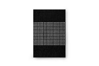 Mette Ditmer（メッテ・ディットマー）は、1995年にデンマークで設立されたインテリアブランドで、北欧ミニマリズムと洗練されたグラフィックデザインを融合させたスタイルで知られています。創設者メッテ・ディットマーのデザイン哲学は「ディテールにこそ真の個性が宿る」というもので、シンプルでありながら印象的な色使いや質感へのこだわりが、日常に上質な美しさをもたらします。バスルームアクセサリーやテキスタイル、ホームデコレーションなど幅広いラインナップを展開し、機能性と美しさを両立した製品は、ヨーロッパを中心に世界中で支持されています。サステナビリティにも配慮し、長く使える耐久性のある素材や時代に左右されないデザインを採用。Mette Ditmerは、日常空間を心地よく整えるための美意識とクラフトマンシップが詰まった北欧ブランドです。