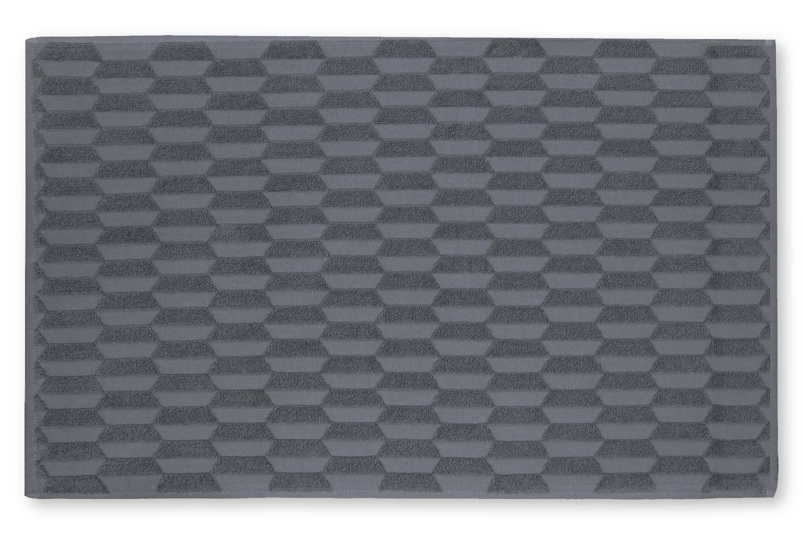 Mette Ditmer（メッテ・ディットマー）は、1995年にデンマークで設立されたインテリアブランドで、北欧ミニマリズムと洗練されたグラフィックデザインを融合させたスタイルで知られています。創設者メッテ・ディットマーのデザイン哲学は「ディテールにこそ真の個性が宿る」というもので、シンプルでありながら印象的な色使いや質感へのこだわりが、日常に上質な美しさをもたらします。バスルームアクセサリーやテキスタイル、ホームデコレーションなど幅広いラインナップを展開し、機能性と美しさを両立した製品は、ヨーロッパを中心に世界中で支持されています。サステナビリティにも配慮し、長く使える耐久性のある素材や時代に左右されないデザインを採用。Mette Ditmerは、日常空間を心地よく整えるための美意識とクラフトマンシップが詰まった北欧ブランドです。