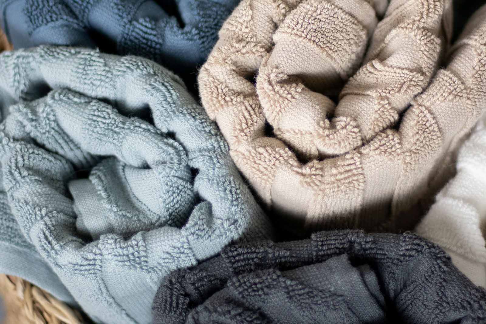 Mette Ditmer（メッテ・ディットマー）は、1995年にデンマークで設立されたインテリアブランドで、北欧ミニマリズムと洗練されたグラフィックデザインを融合させたスタイルで知られています。創設者メッテ・ディットマーのデザイン哲学は「ディテールにこそ真の個性が宿る」というもので、シンプルでありながら印象的な色使いや質感へのこだわりが、日常に上質な美しさをもたらします。バスルームアクセサリーやテキスタイル、ホームデコレーションなど幅広いラインナップを展開し、機能性と美しさを両立した製品は、ヨーロッパを中心に世界中で支持されています。サステナビリティにも配慮し、長く使える耐久性のある素材や時代に左右されないデザインを採用。Mette Ditmerは、日常空間を心地よく整えるための美意識とクラフトマンシップが詰まった北欧ブランドです。