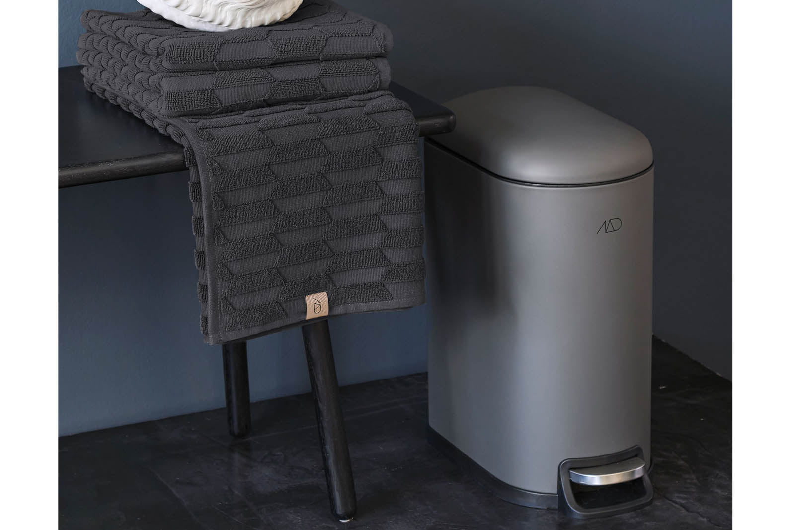 Mette Ditmer（メッテ・ディットマー）は、1995年にデンマークで設立されたインテリアブランドで、北欧ミニマリズムと洗練されたグラフィックデザインを融合させたスタイルで知られています。創設者メッテ・ディットマーのデザイン哲学は「ディテールにこそ真の個性が宿る」というもので、シンプルでありながら印象的な色使いや質感へのこだわりが、日常に上質な美しさをもたらします。バスルームアクセサリーやテキスタイル、ホームデコレーションなど幅広いラインナップを展開し、機能性と美しさを両立した製品は、ヨーロッパを中心に世界中で支持されています。サステナビリティにも配慮し、長く使える耐久性のある素材や時代に左右されないデザインを採用。Mette Ditmerは、日常空間を心地よく整えるための美意識とクラフトマンシップが詰まった北欧ブランドです。