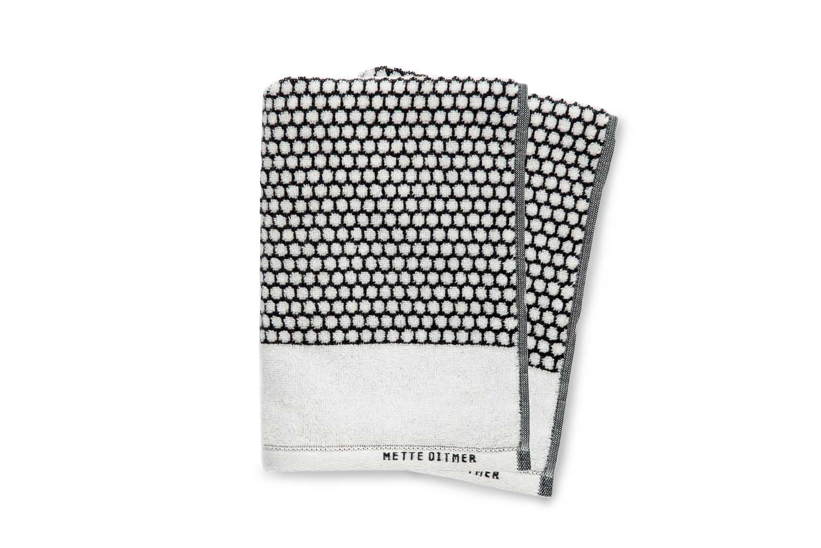 Mette Ditmer（メッテ・ディットマー）は、1995年にデンマークで設立されたインテリアブランドで、北欧ミニマリズムと洗練されたグラフィックデザインを融合させたスタイルで知られています。創設者メッテ・ディットマーのデザイン哲学は「ディテールにこそ真の個性が宿る」というもので、シンプルでありながら印象的な色使いや質感へのこだわりが、日常に上質な美しさをもたらします。バスルームアクセサリーやテキスタイル、ホームデコレーションなど幅広いラインナップを展開し、機能性と美しさを両立した製品は、ヨーロッパを中心に世界中で支持されています。サステナビリティにも配慮し、長く使える耐久性のある素材や時代に左右されないデザインを採用。Mette Ditmerは、日常空間を心地よく整えるための美意識とクラフトマンシップが詰まった北欧ブランドです。