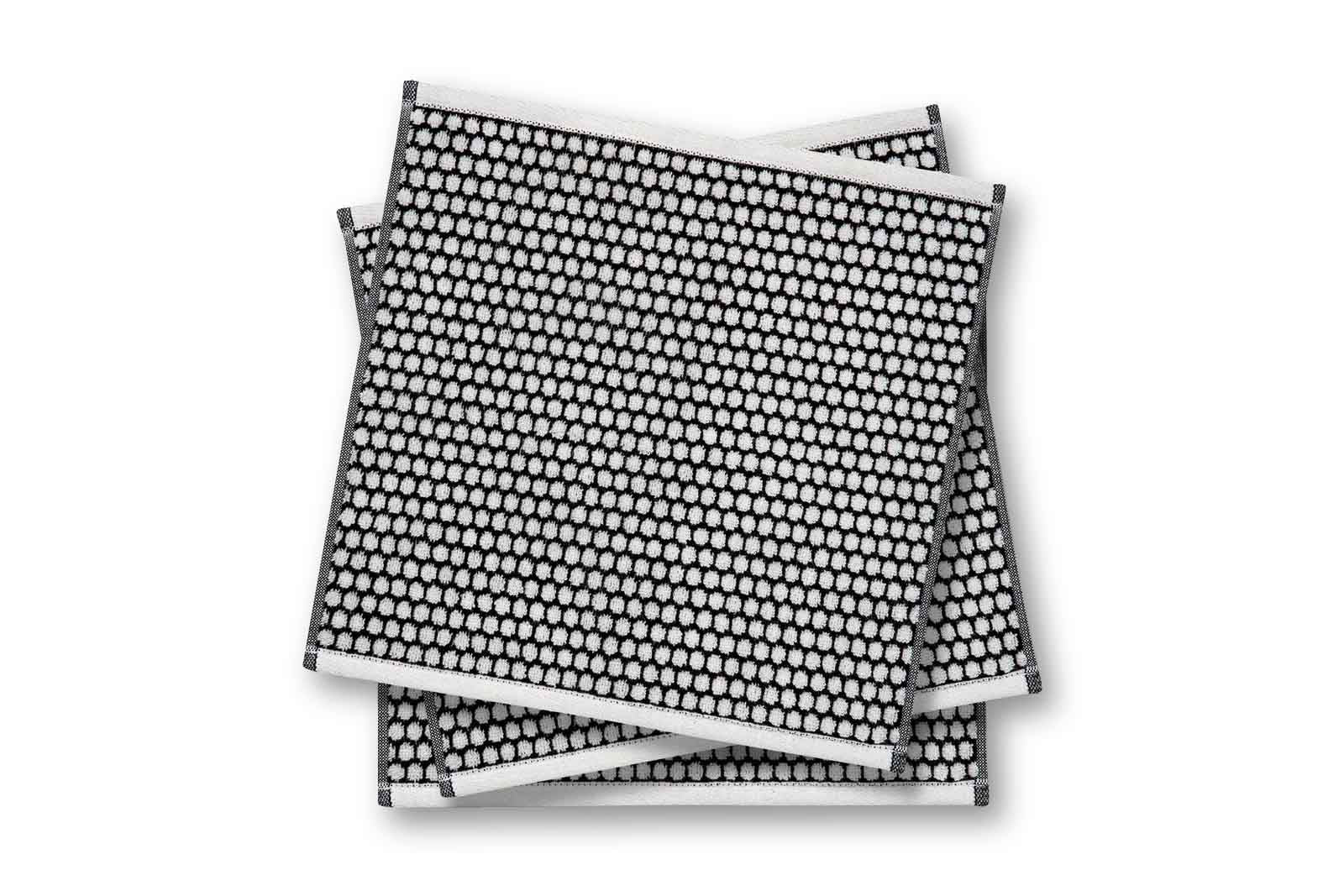 Mette Ditmer（メッテ・ディットマー）は、1995年にデンマークで設立されたインテリアブランドで、北欧ミニマリズムと洗練されたグラフィックデザインを融合させたスタイルで知られています。創設者メッテ・ディットマーのデザイン哲学は「ディテールにこそ真の個性が宿る」というもので、シンプルでありながら印象的な色使いや質感へのこだわりが、日常に上質な美しさをもたらします。バスルームアクセサリーやテキスタイル、ホームデコレーションなど幅広いラインナップを展開し、機能性と美しさを両立した製品は、ヨーロッパを中心に世界中で支持されています。サステナビリティにも配慮し、長く使える耐久性のある素材や時代に左右されないデザインを採用。Mette Ditmerは、日常空間を心地よく整えるための美意識とクラフトマンシップが詰まった北欧ブランドです。