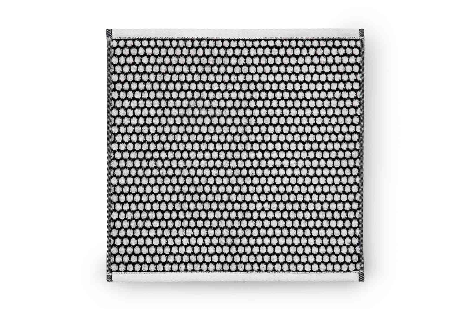 Mette Ditmer（メッテ・ディットマー）は、1995年にデンマークで設立されたインテリアブランドで、北欧ミニマリズムと洗練されたグラフィックデザインを融合させたスタイルで知られています。創設者メッテ・ディットマーのデザイン哲学は「ディテールにこそ真の個性が宿る」というもので、シンプルでありながら印象的な色使いや質感へのこだわりが、日常に上質な美しさをもたらします。バスルームアクセサリーやテキスタイル、ホームデコレーションなど幅広いラインナップを展開し、機能性と美しさを両立した製品は、ヨーロッパを中心に世界中で支持されています。サステナビリティにも配慮し、長く使える耐久性のある素材や時代に左右されないデザインを採用。Mette Ditmerは、日常空間を心地よく整えるための美意識とクラフトマンシップが詰まった北欧ブランドです。