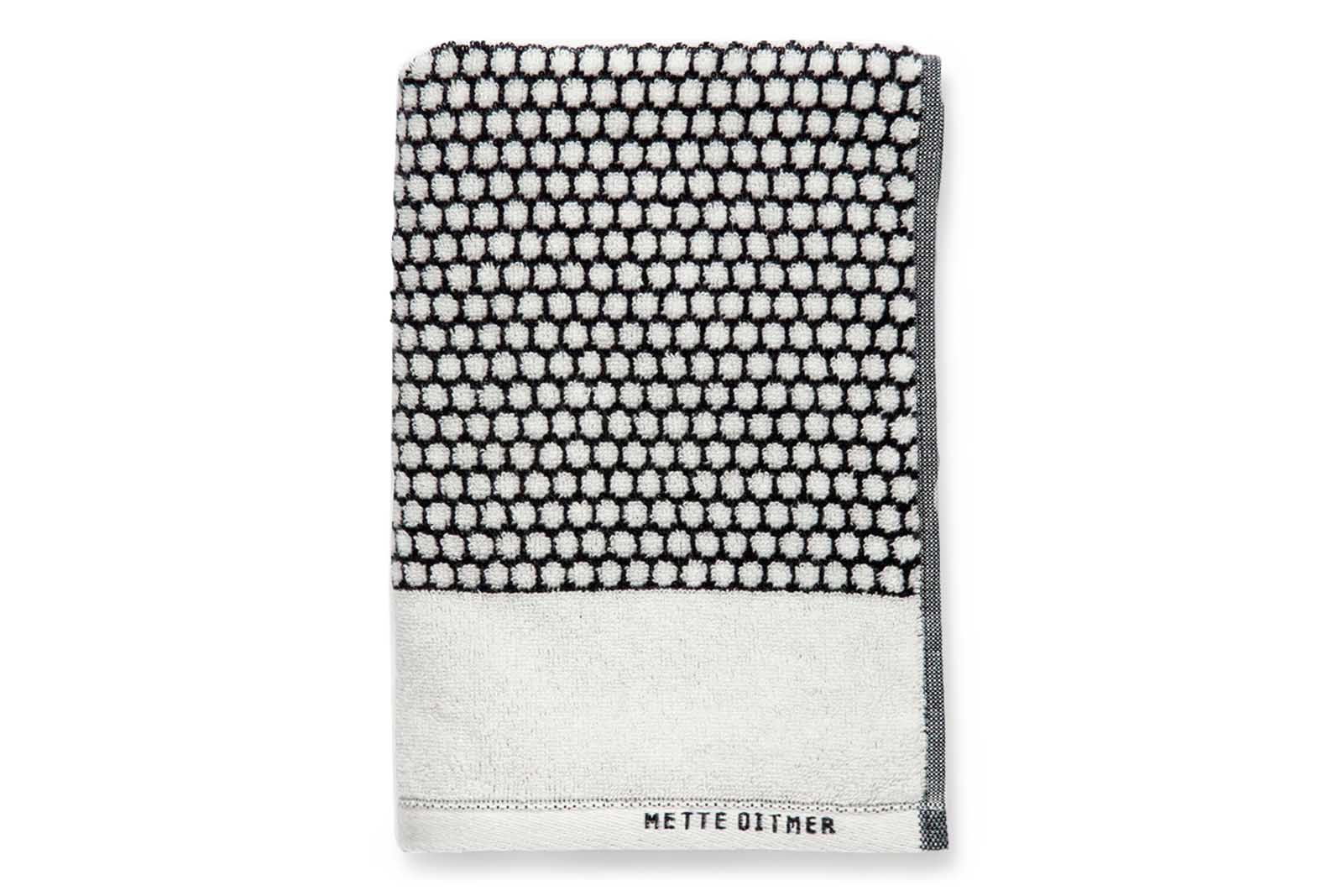 Mette Ditmer（メッテ・ディットマー）は、1995年にデンマークで設立されたインテリアブランドで、北欧ミニマリズムと洗練されたグラフィックデザインを融合させたスタイルで知られています。創設者メッテ・ディットマーのデザイン哲学は「ディテールにこそ真の個性が宿る」というもので、シンプルでありながら印象的な色使いや質感へのこだわりが、日常に上質な美しさをもたらします。バスルームアクセサリーやテキスタイル、ホームデコレーションなど幅広いラインナップを展開し、機能性と美しさを両立した製品は、ヨーロッパを中心に世界中で支持されています。サステナビリティにも配慮し、長く使える耐久性のある素材や時代に左右されないデザインを採用。Mette Ditmerは、日常空間を心地よく整えるための美意識とクラフトマンシップが詰まった北欧ブランドです。