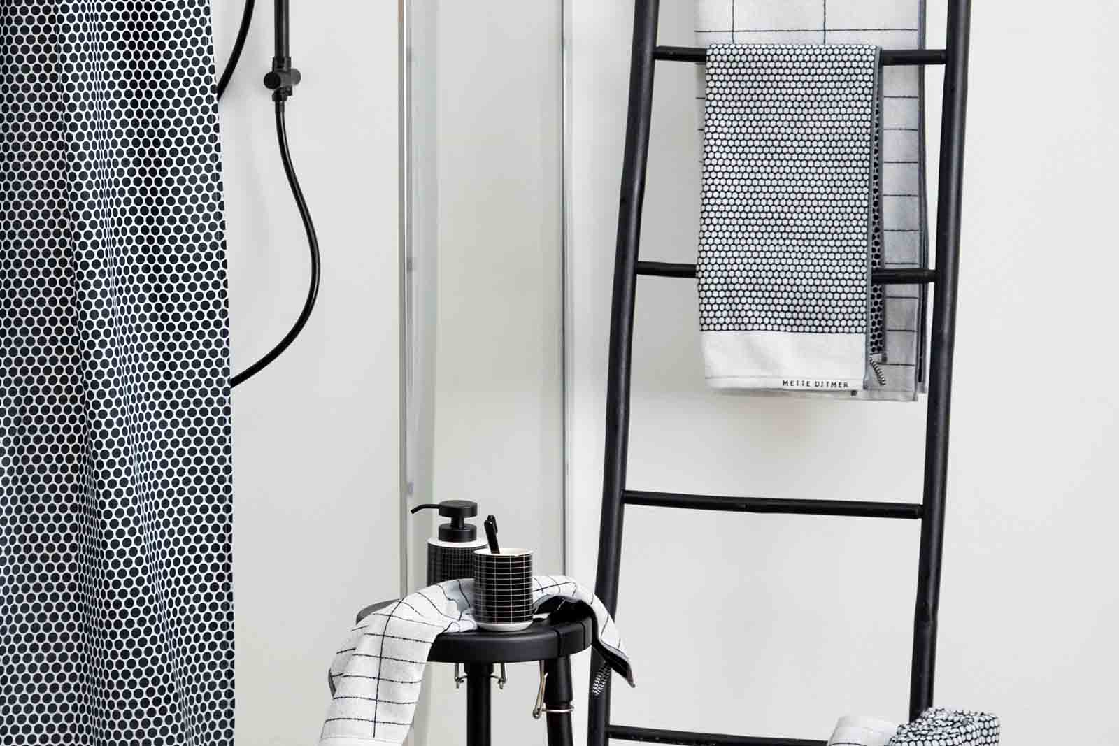 Mette Ditmer（メッテ・ディットマー）は、1995年にデンマークで設立されたインテリアブランドで、北欧ミニマリズムと洗練されたグラフィックデザインを融合させたスタイルで知られています。創設者メッテ・ディットマーのデザイン哲学は「ディテールにこそ真の個性が宿る」というもので、シンプルでありながら印象的な色使いや質感へのこだわりが、日常に上質な美しさをもたらします。バスルームアクセサリーやテキスタイル、ホームデコレーションなど幅広いラインナップを展開し、機能性と美しさを両立した製品は、ヨーロッパを中心に世界中で支持されています。サステナビリティにも配慮し、長く使える耐久性のある素材や時代に左右されないデザインを採用。Mette Ditmerは、日常空間を心地よく整えるための美意識とクラフトマンシップが詰まった北欧ブランドです。