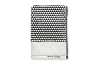 Mette Ditmer（メッテ・ディットマー）は、1995年にデンマークで設立されたインテリアブランドで、北欧ミニマリズムと洗練されたグラフィックデザインを融合させたスタイルで知られています。創設者メッテ・ディットマーのデザイン哲学は「ディテールにこそ真の個性が宿る」というもので、シンプルでありながら印象的な色使いや質感へのこだわりが、日常に上質な美しさをもたらします。バスルームアクセサリーやテキスタイル、ホームデコレーションなど幅広いラインナップを展開し、機能性と美しさを両立した製品は、ヨーロッパを中心に世界中で支持されています。サステナビリティにも配慮し、長く使える耐久性のある素材や時代に左右されないデザインを採用。Mette Ditmerは、日常空間を心地よく整えるための美意識とクラフトマンシップが詰まった北欧ブランドです。