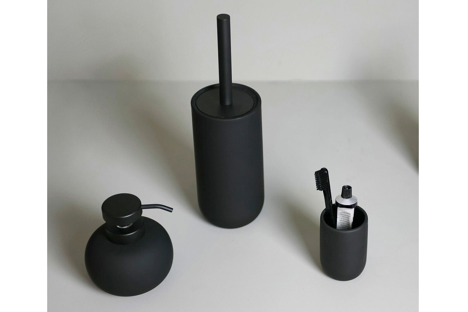 Mette Ditmer（メッテ・ディットマー）は、1995年にデンマークで設立されたインテリアブランドで、北欧ミニマリズムと洗練されたグラフィックデザインを融合させたスタイルで知られています。創設者メッテ・ディットマーのデザイン哲学は「ディテールにこそ真の個性が宿る」というもので、シンプルでありながら印象的な色使いや質感へのこだわりが、日常に上質な美しさをもたらします。バスルームアクセサリーやテキスタイル、ホームデコレーションなど幅広いラインナップを展開し、機能性と美しさを両立した製品は、ヨーロッパを中心に世界中で支持されています。サステナビリティにも配慮し、長く使える耐久性のある素材や時代に左右されないデザインを採用。Mette Ditmerは、日常空間を心地よく整えるための美意識とクラフトマンシップが詰まった北欧ブランドです。