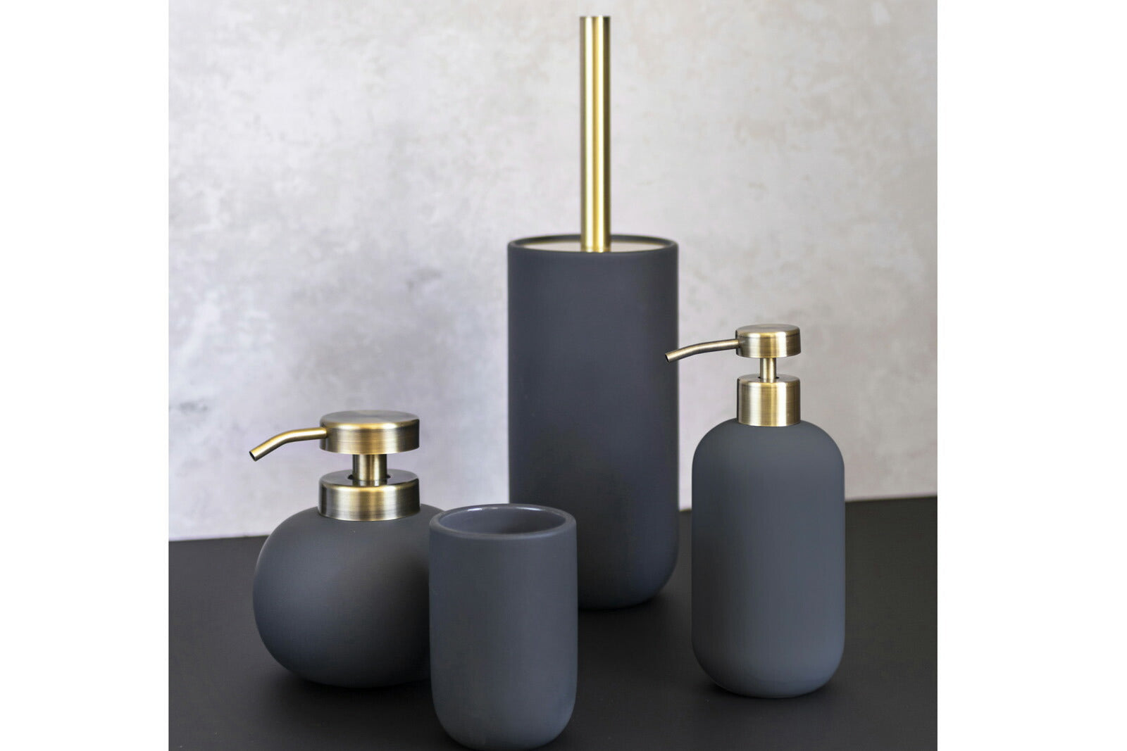 Mette Ditmer（メッテ・ディットマー）は、1995年にデンマークで設立されたインテリアブランドで、北欧ミニマリズムと洗練されたグラフィックデザインを融合させたスタイルで知られています。創設者メッテ・ディットマーのデザイン哲学は「ディテールにこそ真の個性が宿る」というもので、シンプルでありながら印象的な色使いや質感へのこだわりが、日常に上質な美しさをもたらします。バスルームアクセサリーやテキスタイル、ホームデコレーションなど幅広いラインナップを展開し、機能性と美しさを両立した製品は、ヨーロッパを中心に世界中で支持されています。サステナビリティにも配慮し、長く使える耐久性のある素材や時代に左右されないデザインを採用。Mette Ditmerは、日常空間を心地よく整えるための美意識とクラフトマンシップが詰まった北欧ブランドです。