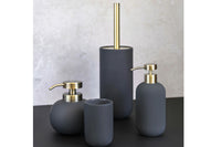 Mette Ditmer（メッテ・ディットマー）は、1995年にデンマークで設立されたインテリアブランドで、北欧ミニマリズムと洗練されたグラフィックデザインを融合させたスタイルで知られています。創設者メッテ・ディットマーのデザイン哲学は「ディテールにこそ真の個性が宿る」というもので、シンプルでありながら印象的な色使いや質感へのこだわりが、日常に上質な美しさをもたらします。バスルームアクセサリーやテキスタイル、ホームデコレーションなど幅広いラインナップを展開し、機能性と美しさを両立した製品は、ヨーロッパを中心に世界中で支持されています。サステナビリティにも配慮し、長く使える耐久性のある素材や時代に左右されないデザインを採用。Mette Ditmerは、日常空間を心地よく整えるための美意識とクラフトマンシップが詰まった北欧ブランドです。